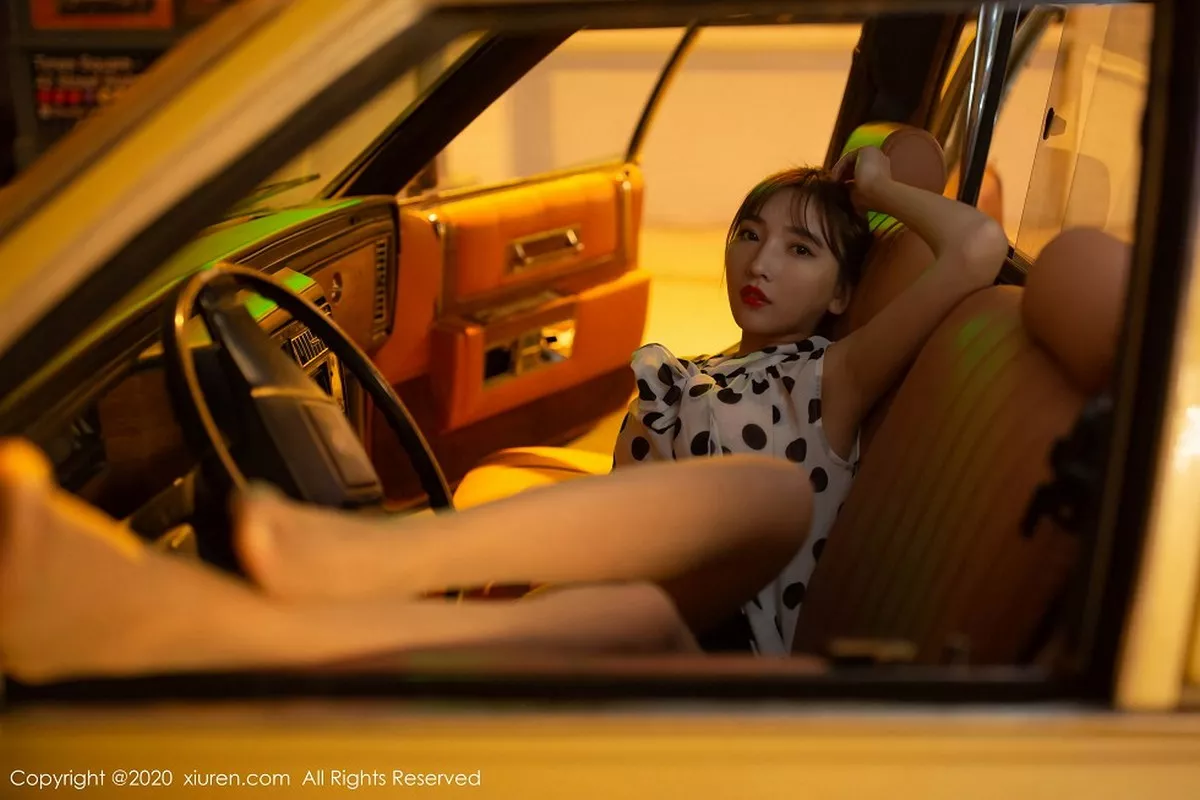 秀人集.com_[XiuRen秀人网]No.2222_嫩模陆萱萱出租车司机主题车内半脱露曼妙身材撩人诱惑写真76P