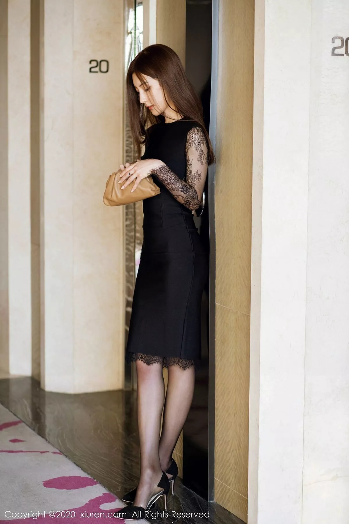 秀人集.com_[XiuRen秀人网]No.2165_嫩模林文文yooki私房黑色露背连身裙配黑丝袜半脱诱人写真67P