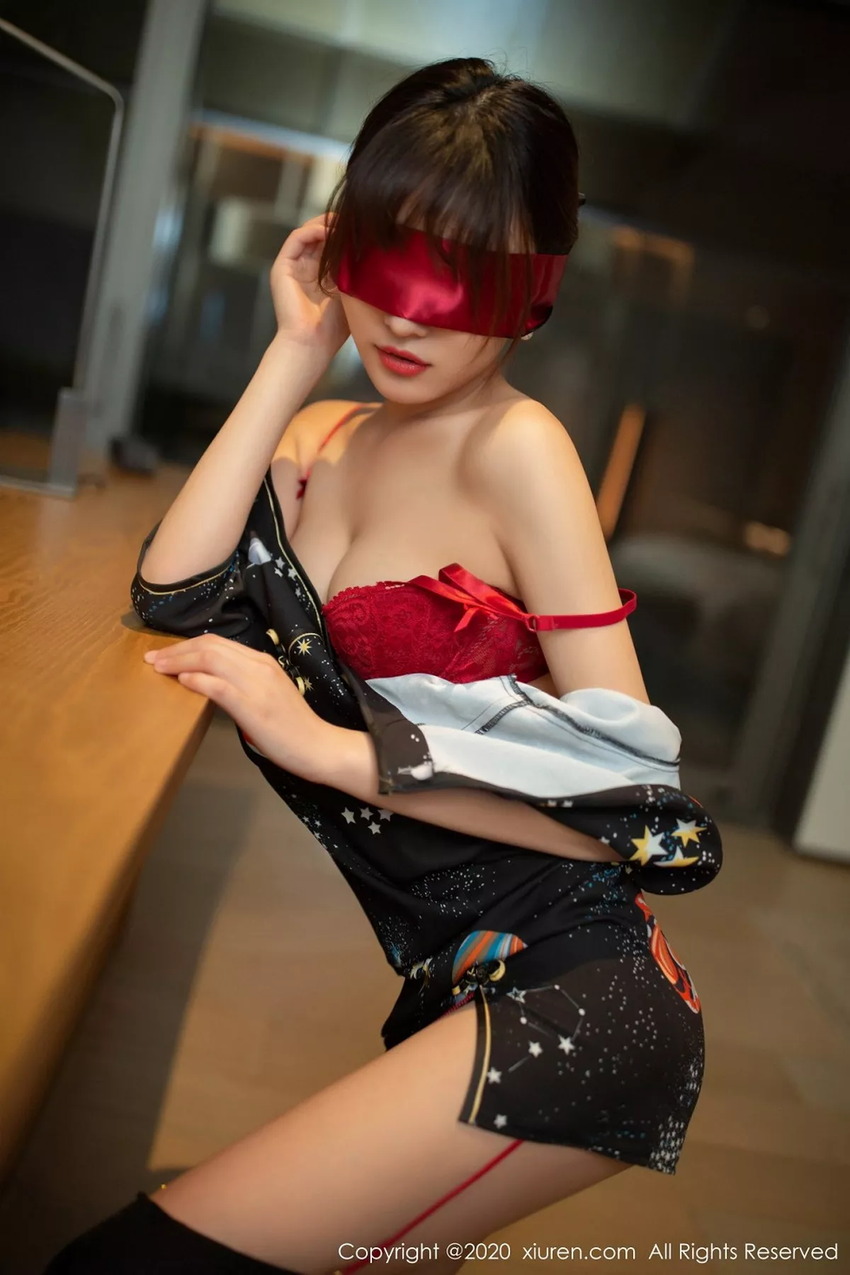 秀人集.com_[XiuRen秀人网]No.2289_女神陆萱萱乌镇+太湖旅拍私房古韵旗袍配吊带黑丝撩人诱惑写真80P