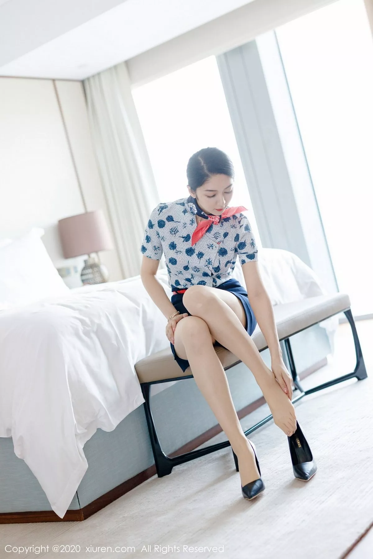 秀人集.com_[XiuRen秀人网]No.2305_女神Angela小热巴空乘制服主题剧情镜头下半脱秀完美身材写真100P