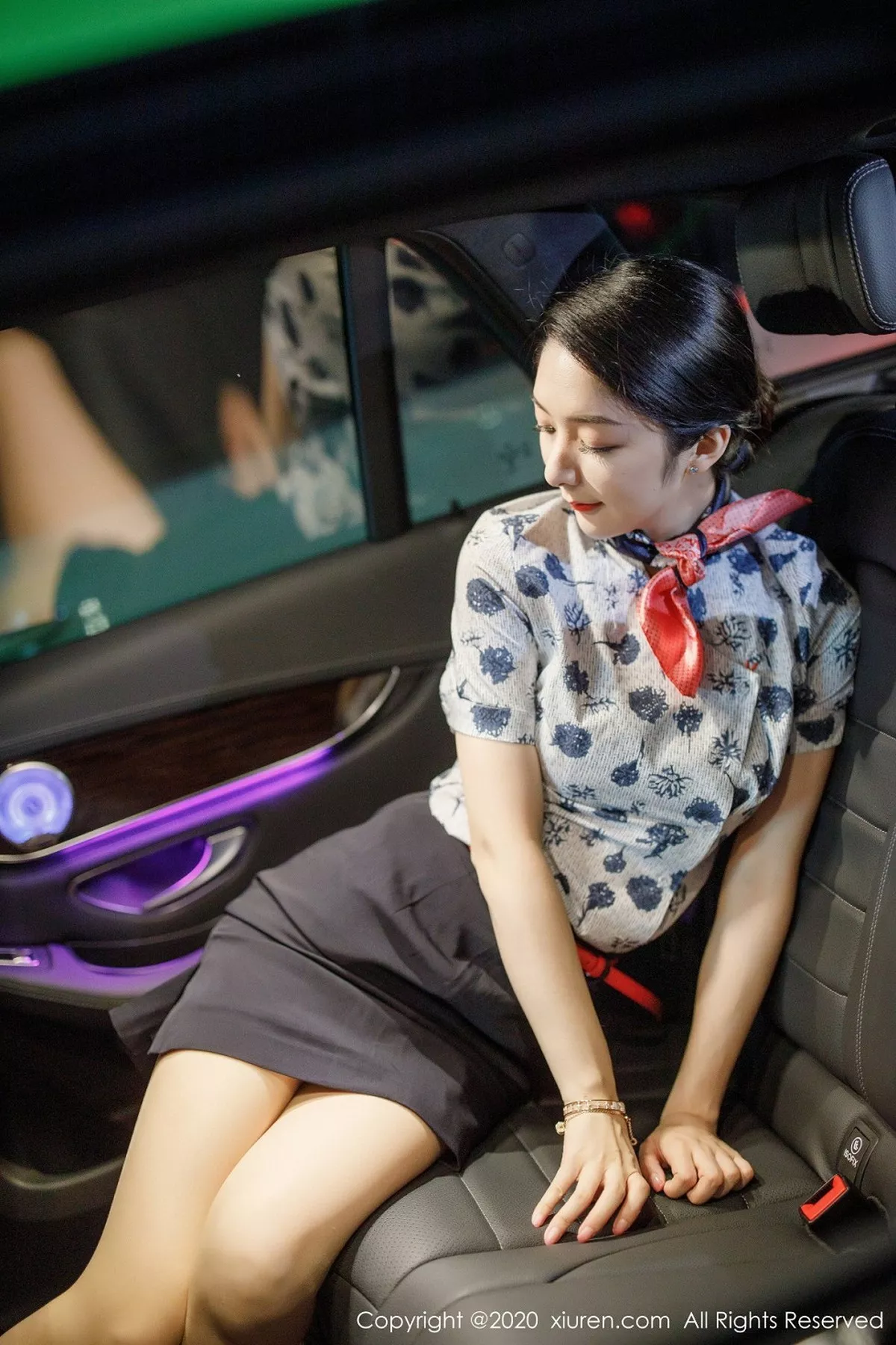 秀人集.com_[XiuRen秀人网]No.2305_女神Angela小热巴空乘制服主题剧情镜头下半脱秀完美身材写真100P