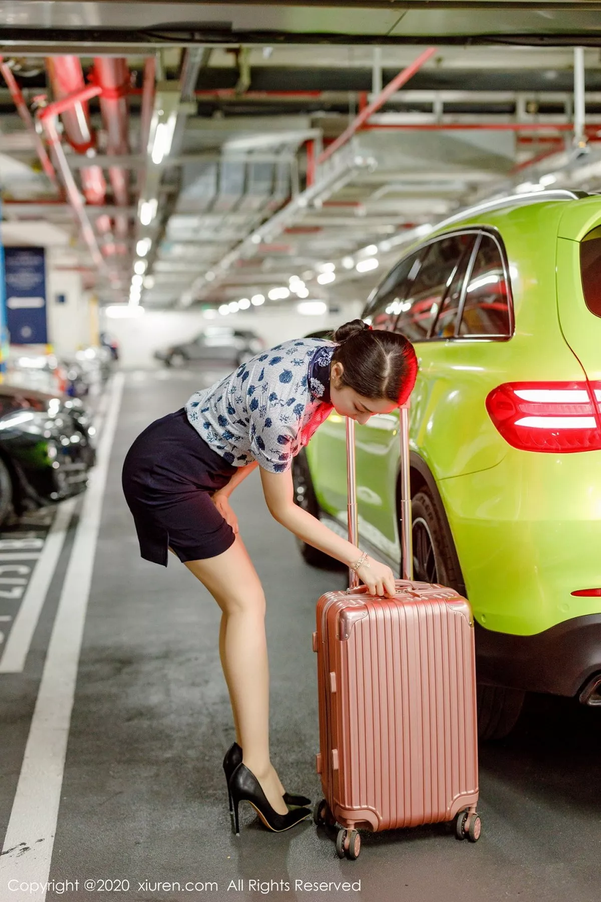 秀人集.com_[XiuRen秀人网]No.2305_女神Angela小热巴空乘制服主题剧情镜头下半脱秀完美身材写真100P