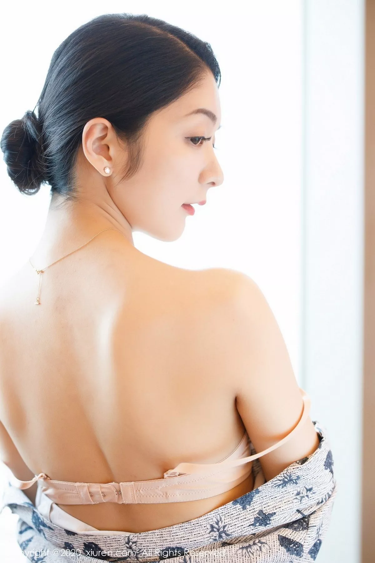 秀人集.com_[XiuRen秀人网]No.2305_女神Angela小热巴空乘制服主题剧情镜头下半脱秀完美身材写真100P