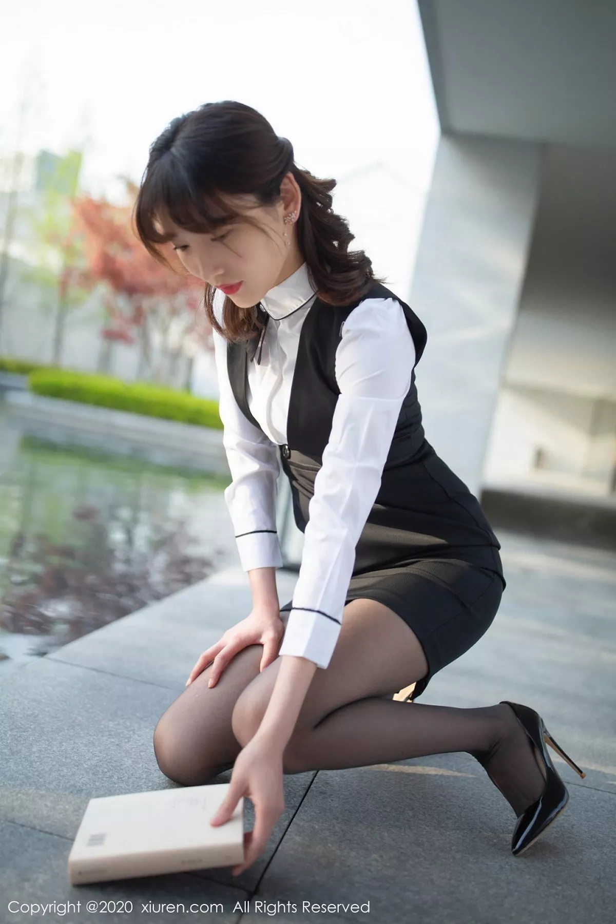 秀人集.com_[XiuRen秀人网]No.2312_嫩模陆萱萱乌镇+太湖旅拍前台经理主题黑丝裤袜秀翘臀诱惑写真72P