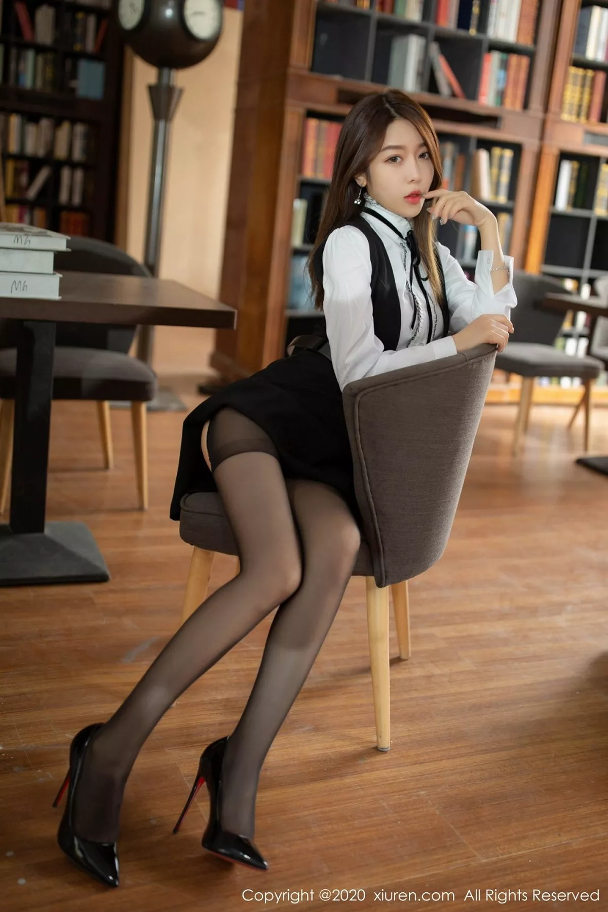 秀人集.com_[XiuRen秀人网]No.2338_嫩模夏诗雯Sally乌镇旅拍图书馆主题黑吊裙配黑丝裤袜诱惑写真68P