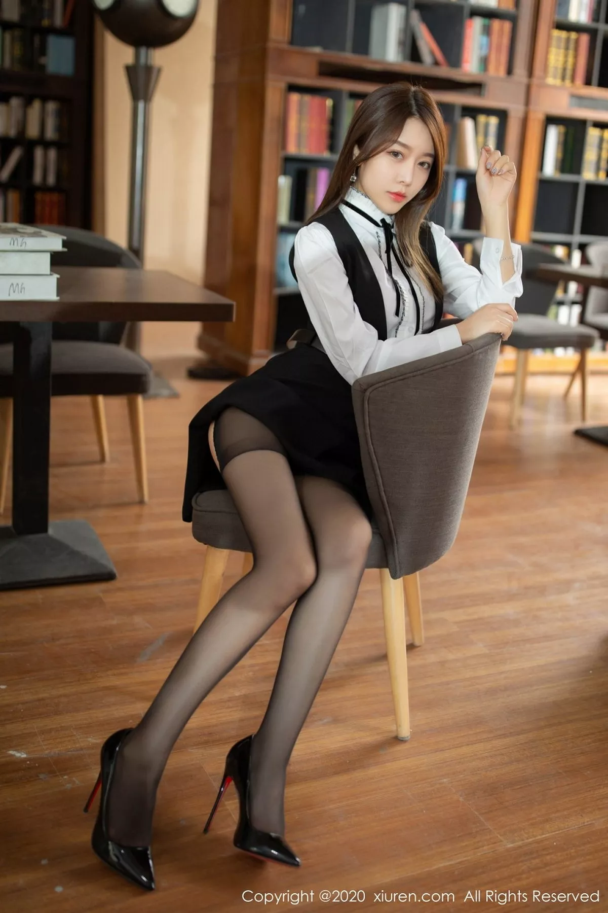 秀人集.com_[XiuRen秀人网]No.2338_嫩模夏诗雯Sally乌镇旅拍图书馆主题黑吊裙配黑丝裤袜诱惑写真68P