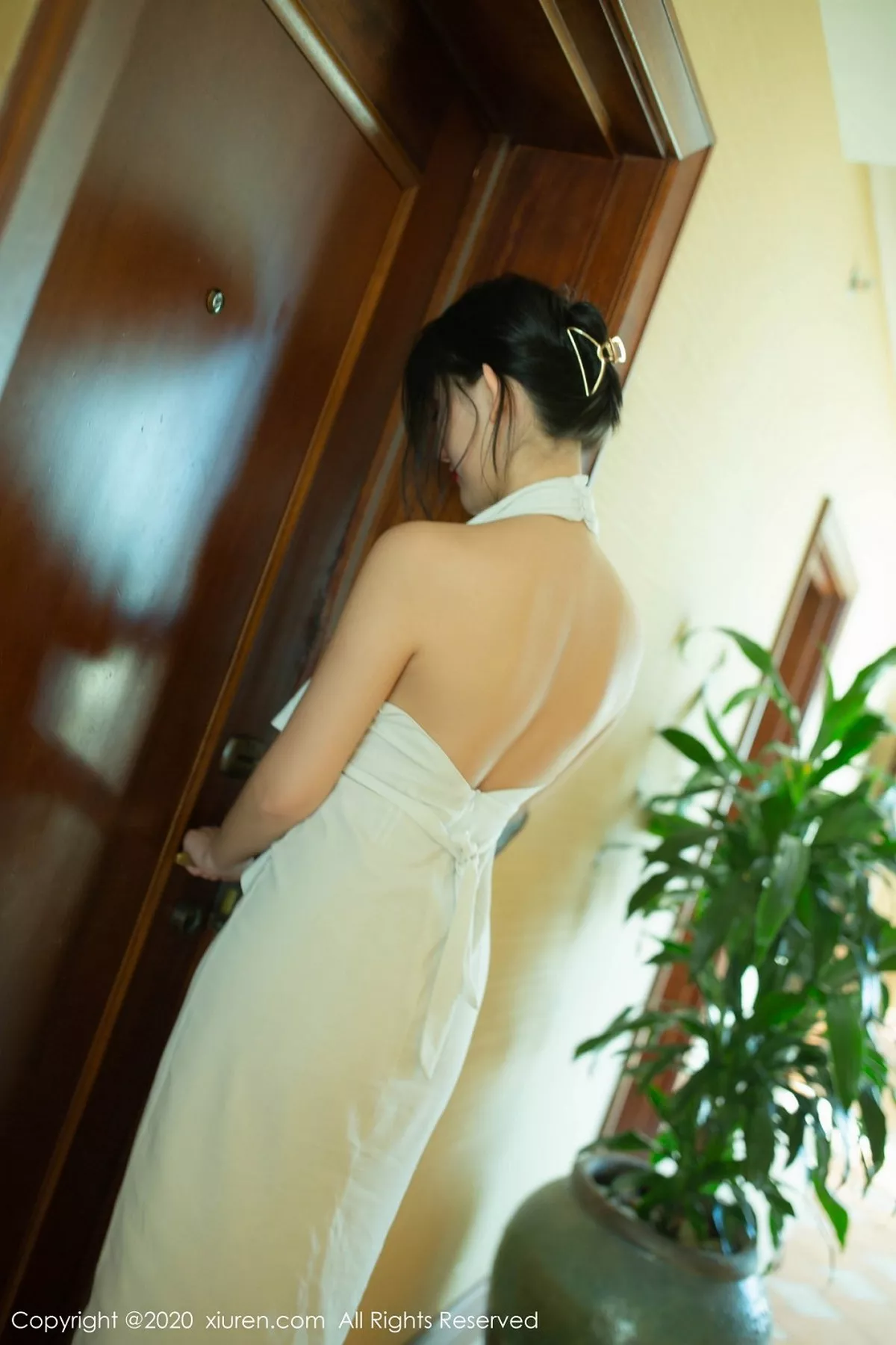 秀人集.com_[XiuRen秀人网]No.2389_女神就是阿朱啊东欧旅拍私房脱长裙露无内肉丝裤袜撩人诱惑写真68P