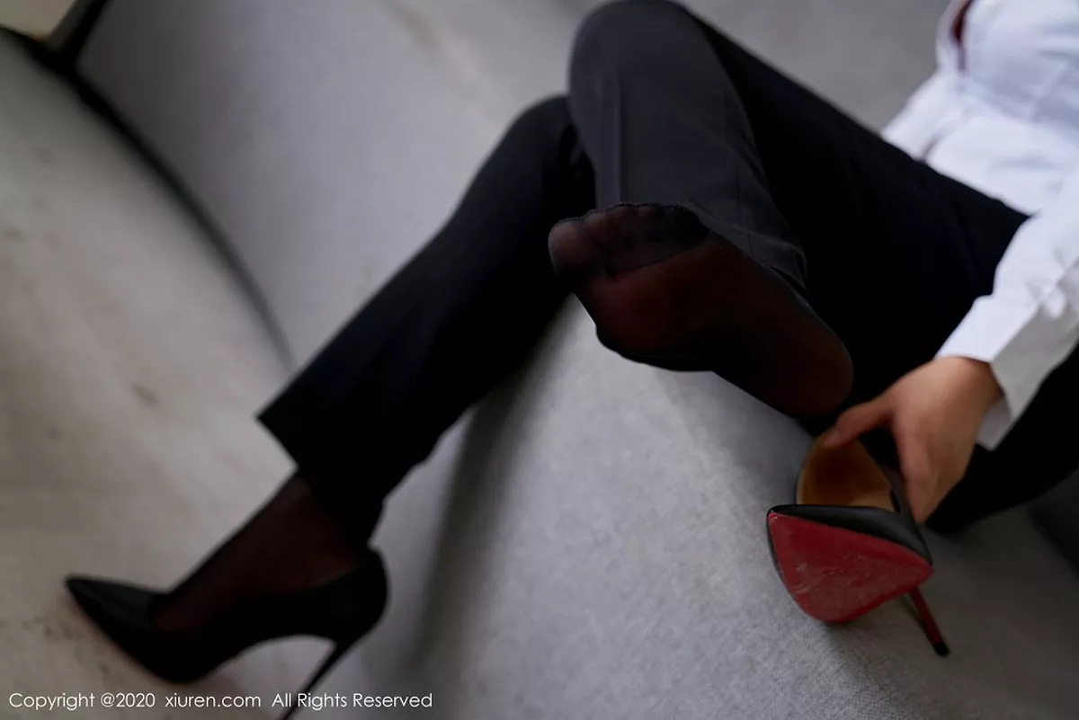 秀人集.com_[XiuRen秀人网]No.2392_嫩模林子欣Freya心愿旅拍白领制服脱白衬衣露蕾丝内衣性感写真53P