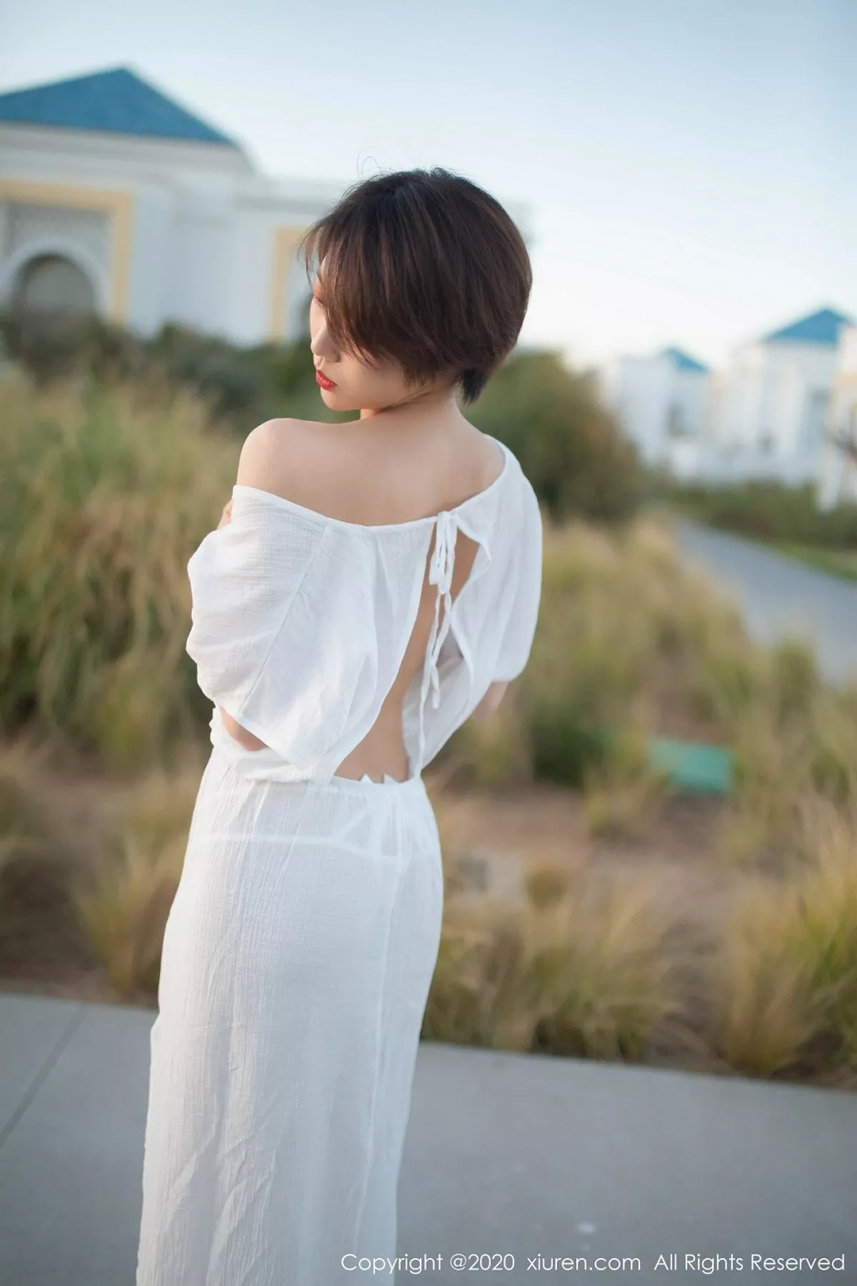 秀人集.com_[XiuRen秀人网]No.2405_嫩模冯木木LRIS户外白色睡衣+私房白色蕾丝内衣惹火诱惑写真82P