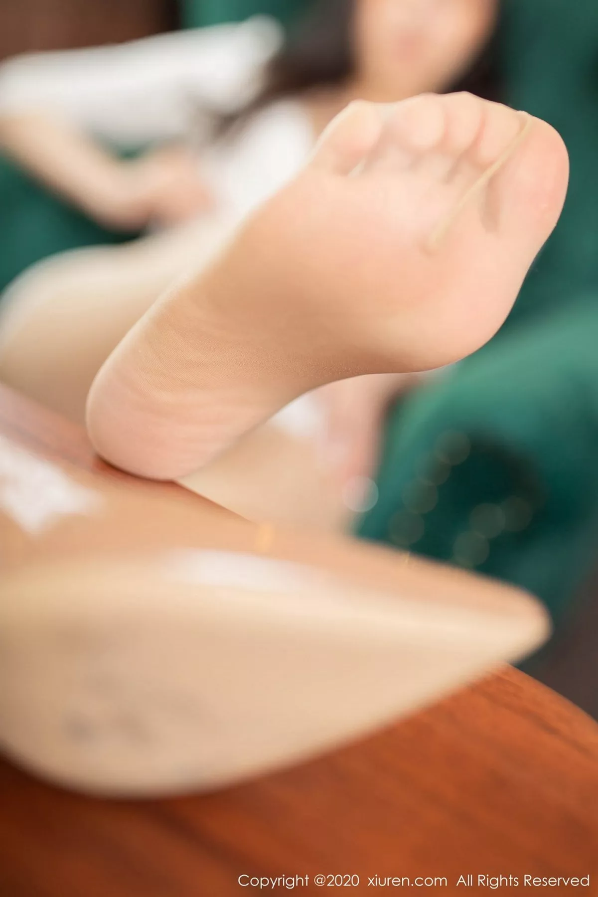 秀人集.com_[XiuRen秀人网]No.2430_嫩模安然Maleah火车上故事主题白色连身裙下超薄肉丝裤袜诱惑写真50P