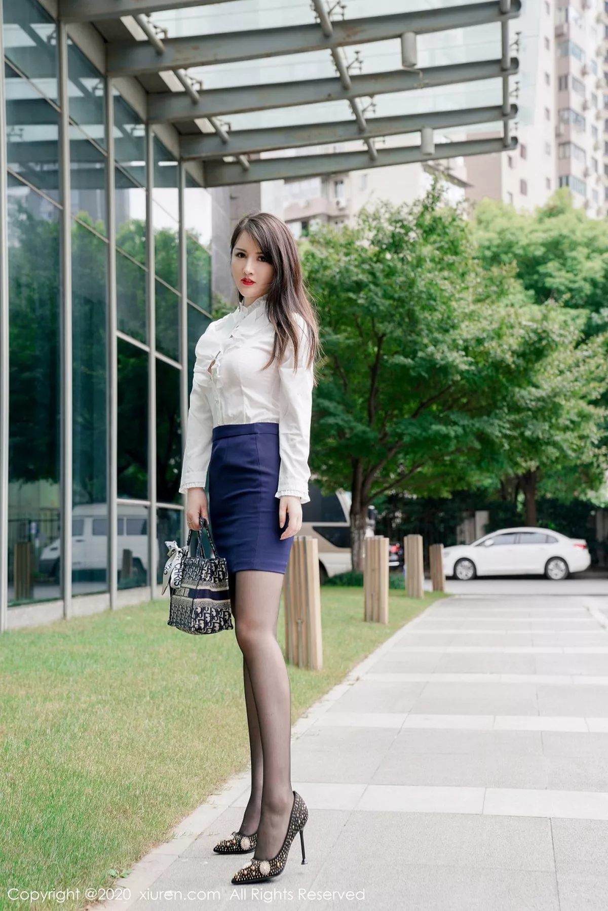 秀人集.com_[XiuRen秀人网]No.2437_嫩模诗诗kiki脱性感白衬衣露粉色内衣黑丝裤袜撩人诱惑写真45P