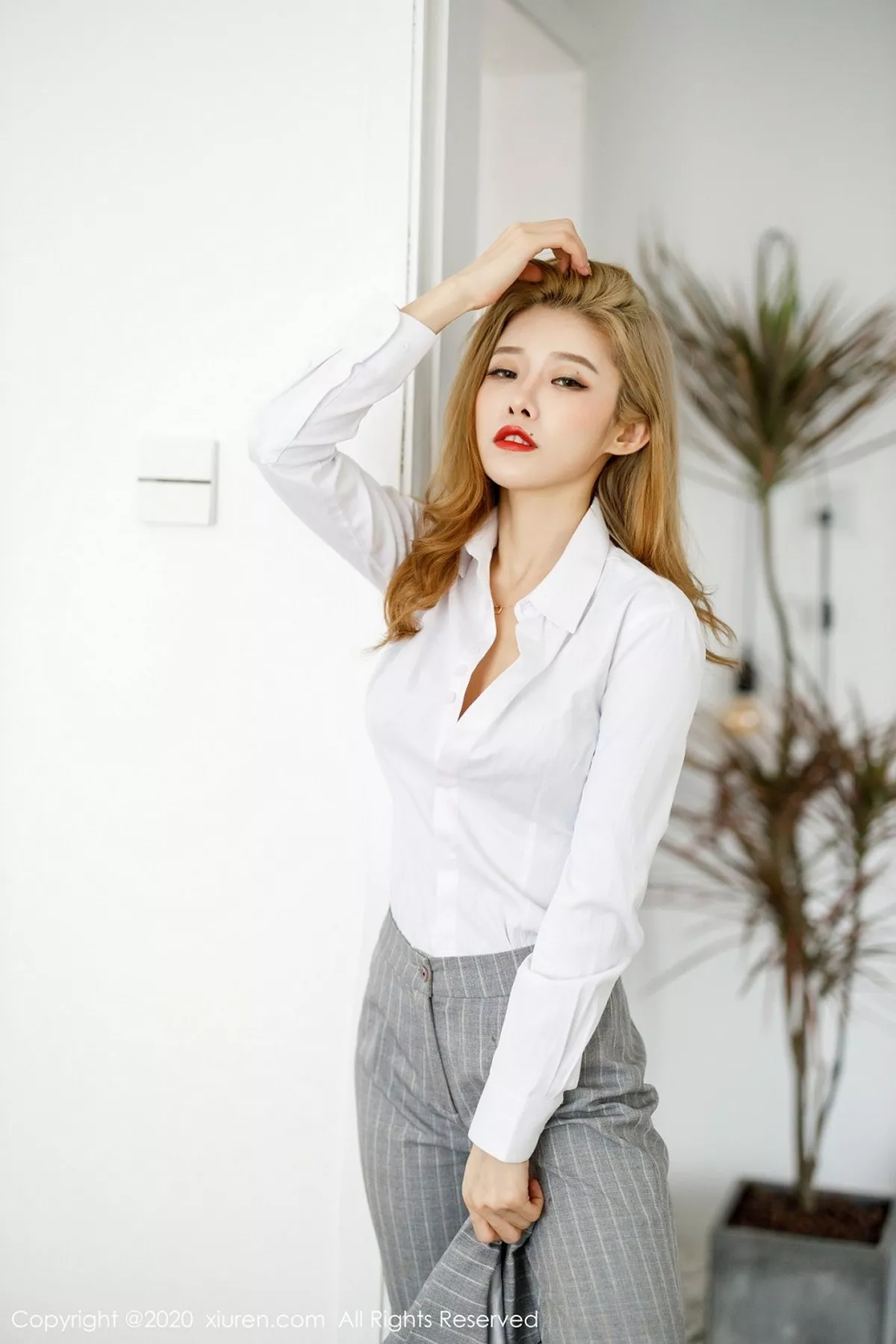 秀人集.com_[XiuRen秀人网]No.2439_嫩模luvian本能居家脱飒爽西服露性感内衣黑丝裤袜完美诱惑写真54P