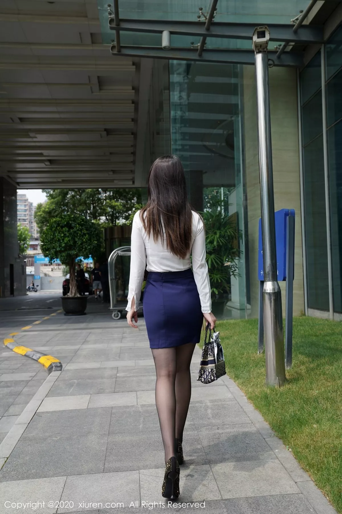 秀人集.com_[XiuRen秀人网]No.2437_嫩模诗诗kiki脱性感白衬衣露粉色内衣黑丝裤袜撩人诱惑写真45P