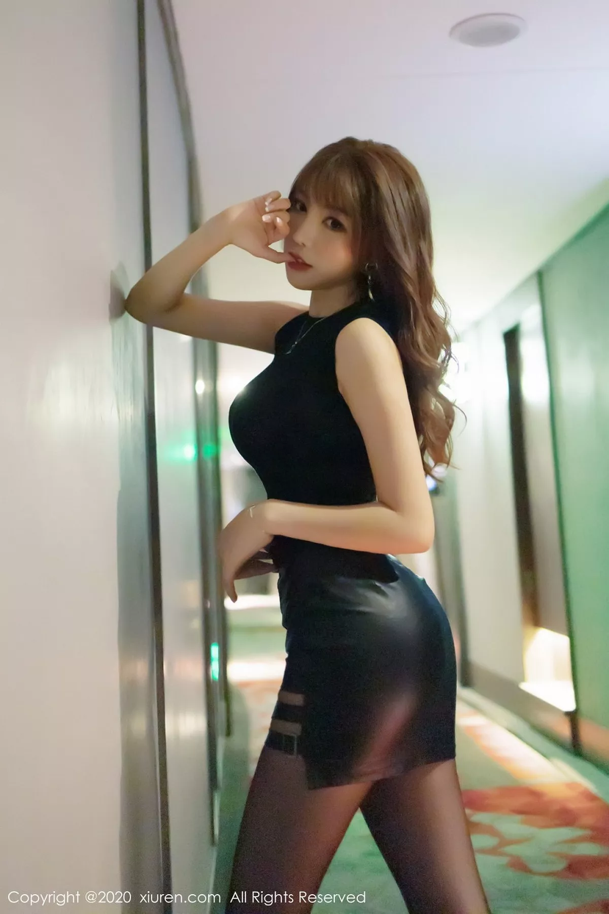 秀人集.com_[XiuRen秀人网]No.2445_女神芝芝Booty时尚街拍性感内衣配黑丝裤袜秀火辣身材诱惑写真64P