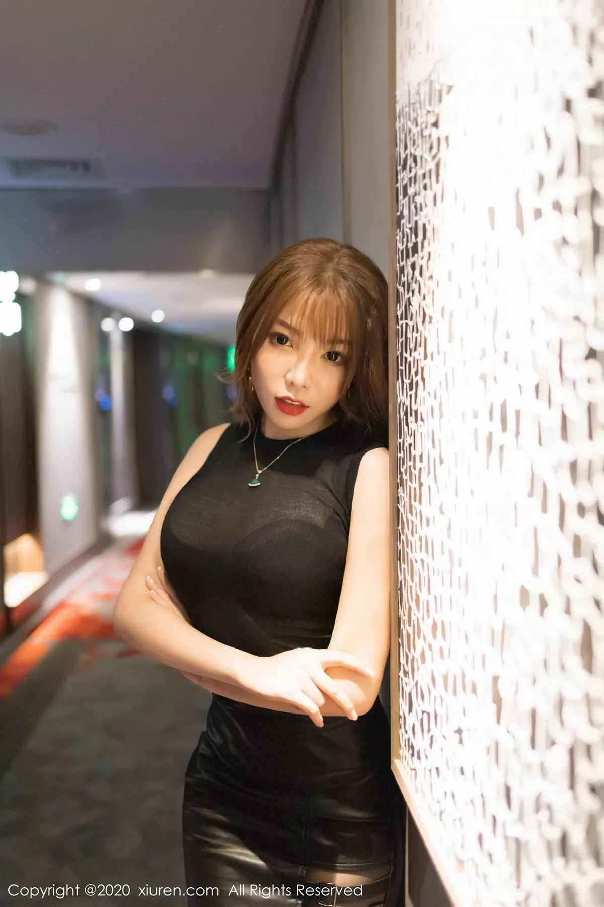 秀人集.com_[XiuRen秀人网]No.2445_女神芝芝Booty时尚街拍性感内衣配黑丝裤袜秀火辣身材诱惑写真64P