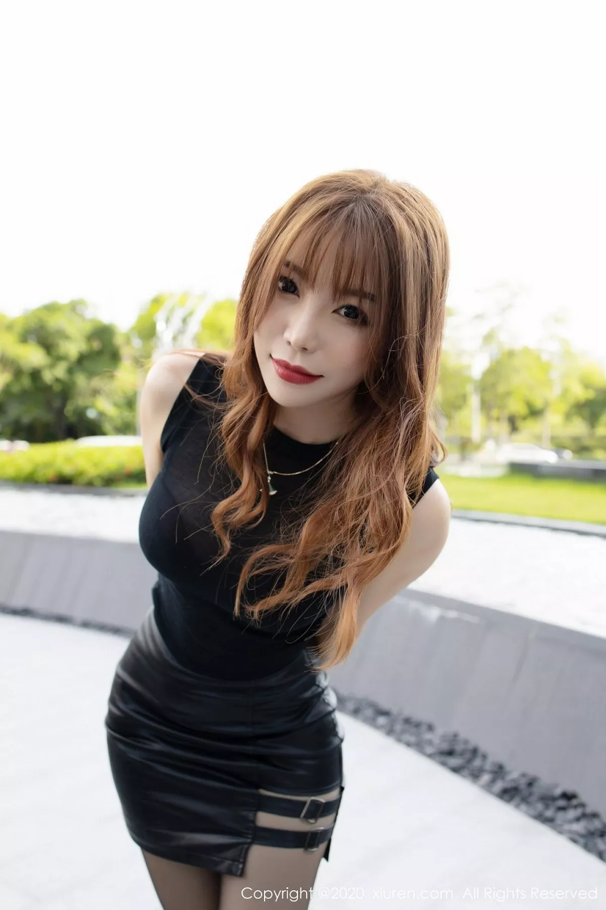 秀人集.com_[XiuRen秀人网]No.2445_女神芝芝Booty时尚街拍性感内衣配黑丝裤袜秀火辣身材诱惑写真64P