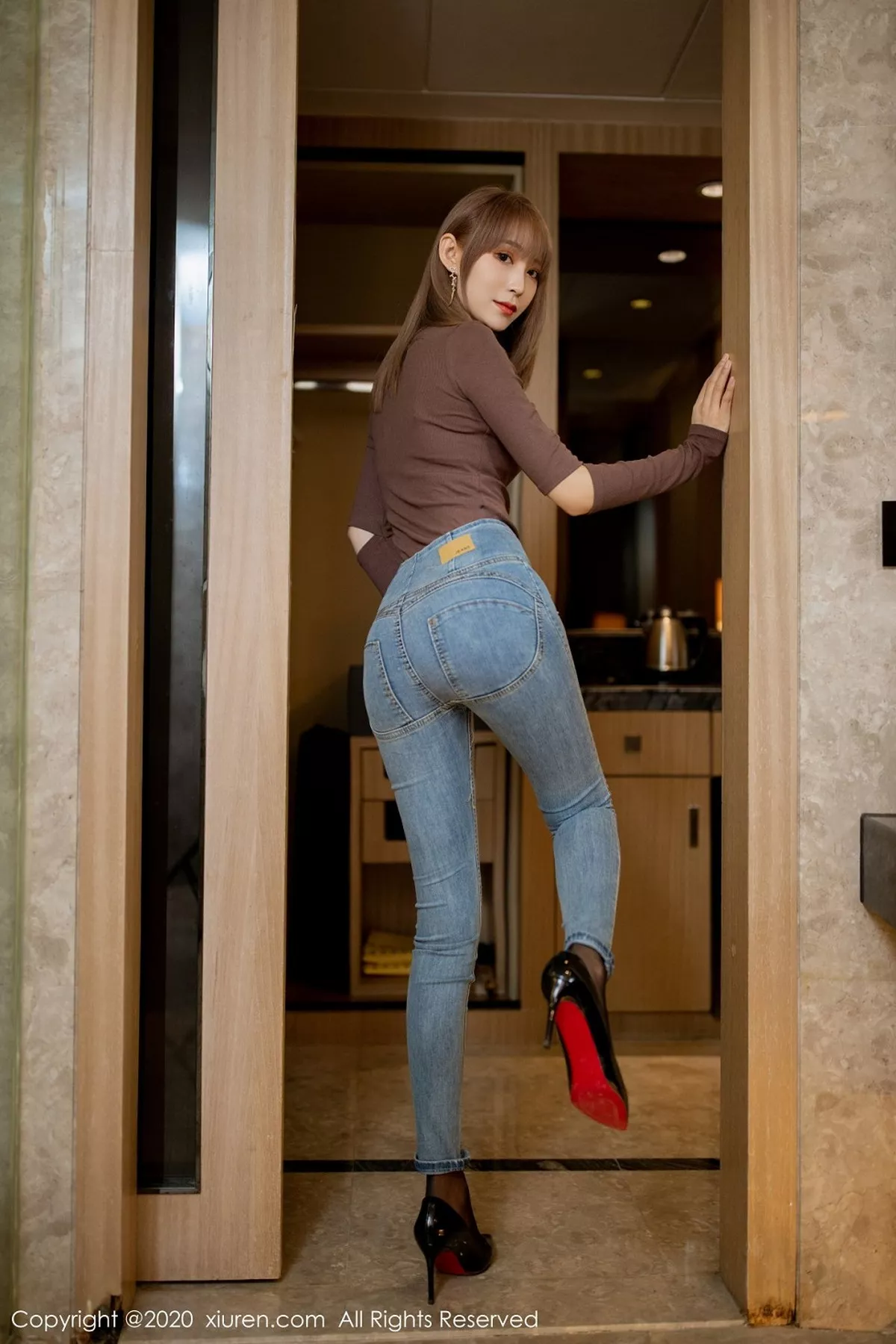 秀人集.com_[XiuRen秀人网]No.2443_丽质模特周慕汐fairy私房脱紧身牛仔裤露无内黑丝裤袜诱惑写真56P