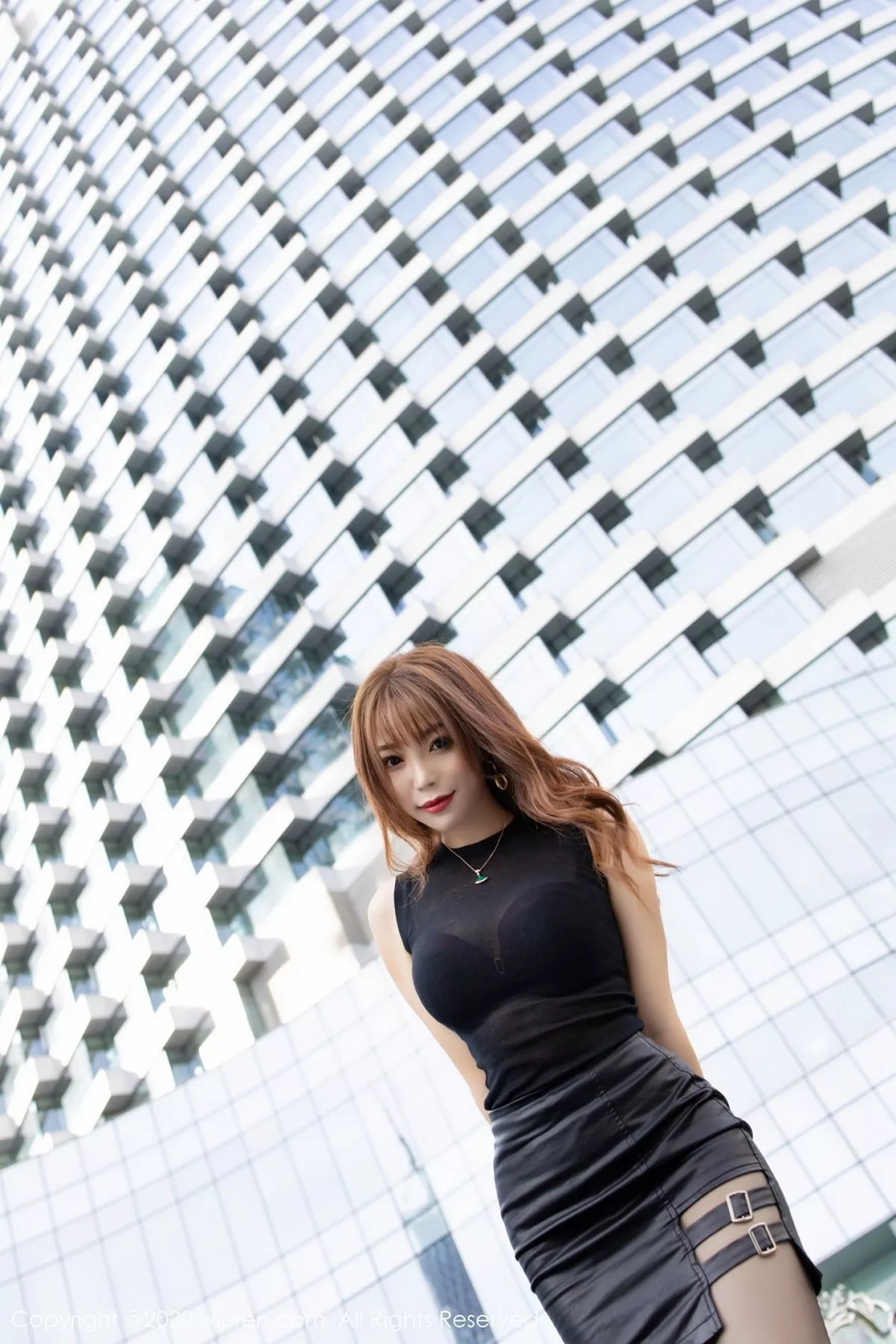 秀人集.com_[XiuRen秀人网]No.2445_女神芝芝Booty时尚街拍性感内衣配黑丝裤袜秀火辣身材诱惑写真64P