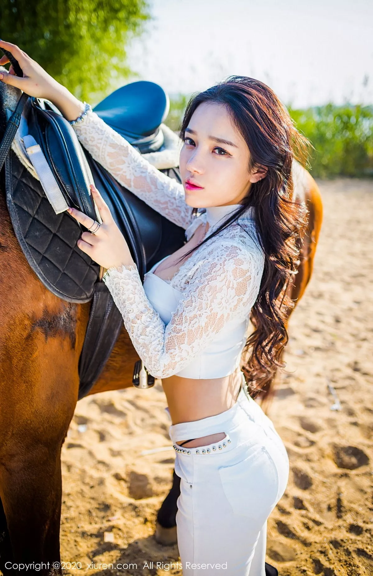 秀人集.com_[XiuRen秀人网]No.2380_嫩模夏雪爱户外JK制服+白色缕空马术服秀完美身材性感写真41P