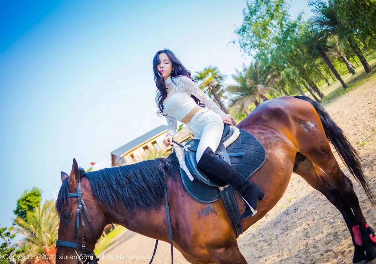 秀人集.com_[XiuRen秀人网]No.2380_嫩模夏雪爱户外JK制服+白色缕空马术服秀完美身材性感写真41P