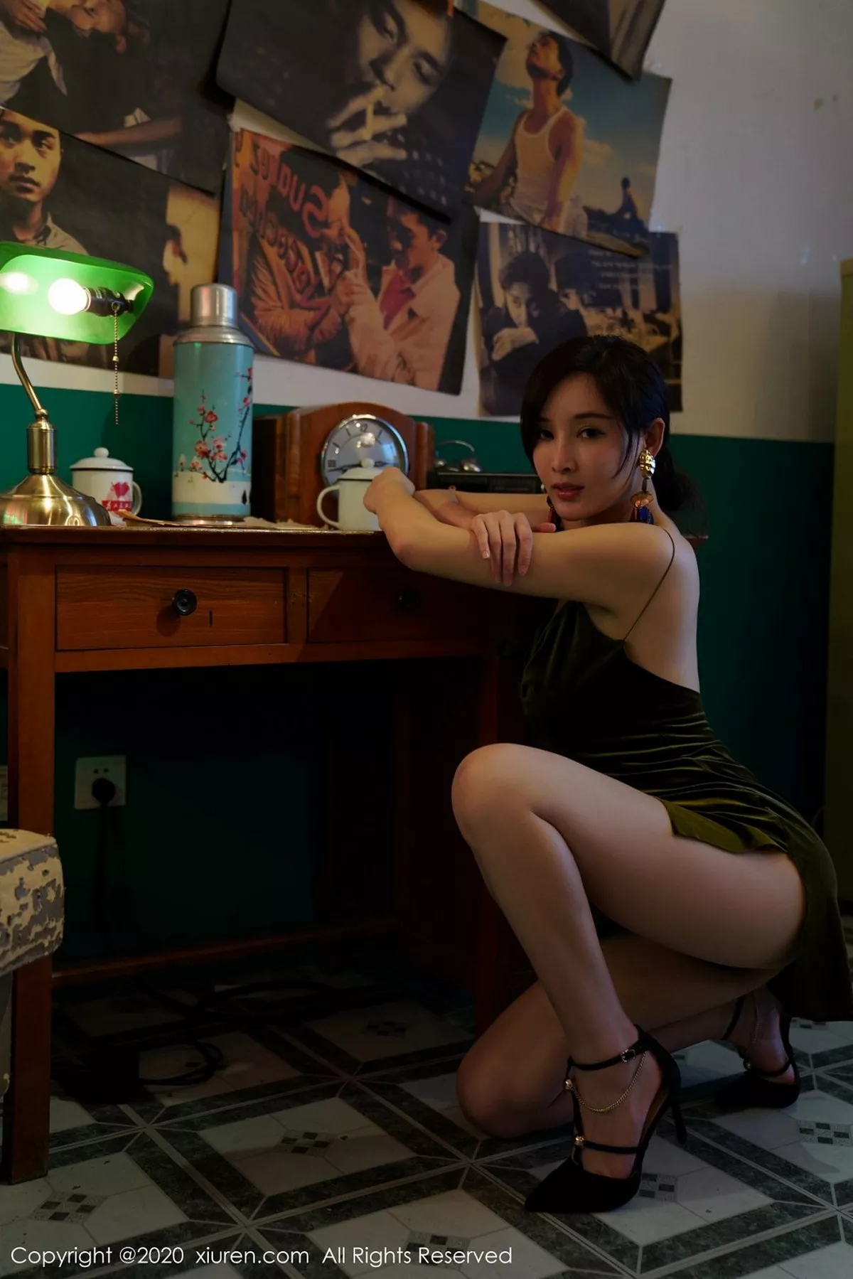 秀人集.com_[XiuRen秀人网]No.2477_女神奶瓶土肥圆港风系列性感低胸吊裙半撩露豪乳翘臀诱惑写真56P