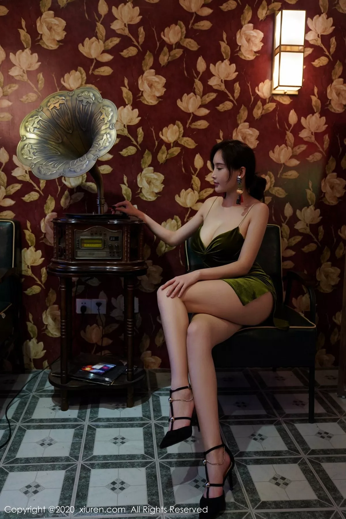 秀人集.com_[XiuRen秀人网]No.2477_女神奶瓶土肥圆港风系列性感低胸吊裙半撩露豪乳翘臀诱惑写真56P