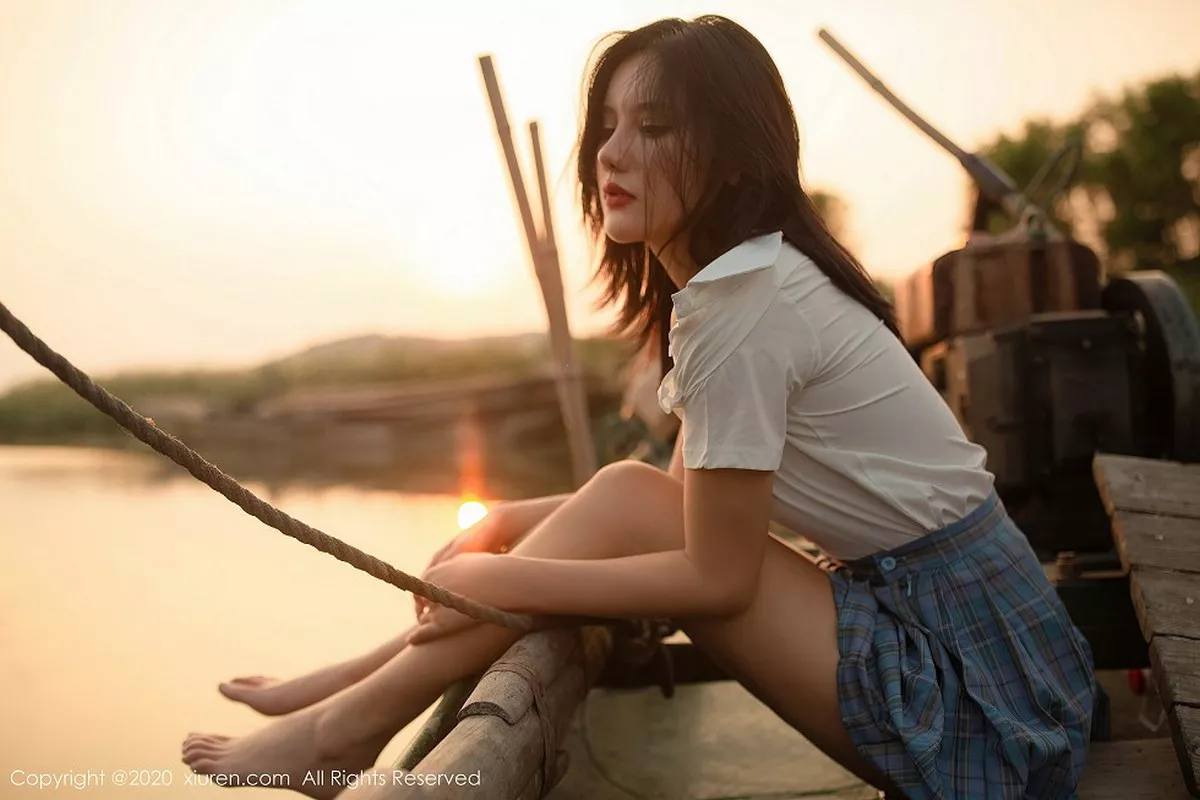 秀人集.com_[XiuRen秀人网]No.2558_女神就是阿朱啊海边渔村主题半撩短裙脱内裤秀翘臀诱惑写真51P