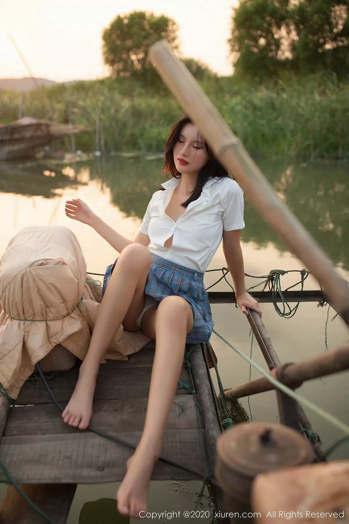 秀人集.com_[XiuRen秀人网]No.2558_女神就是阿朱啊海边渔村主题半撩短裙脱内裤秀翘臀诱惑写真51P