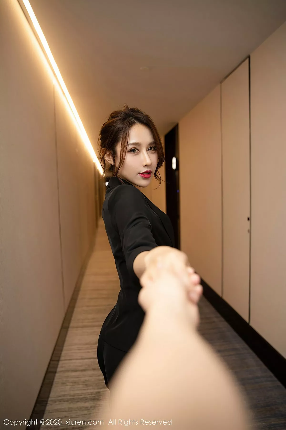 秀人集.com_[XiuRen秀人网]No.2580_嫩模徐安安酒店私人管家主题脱职场制服露性感白色内衣诱惑写真86P