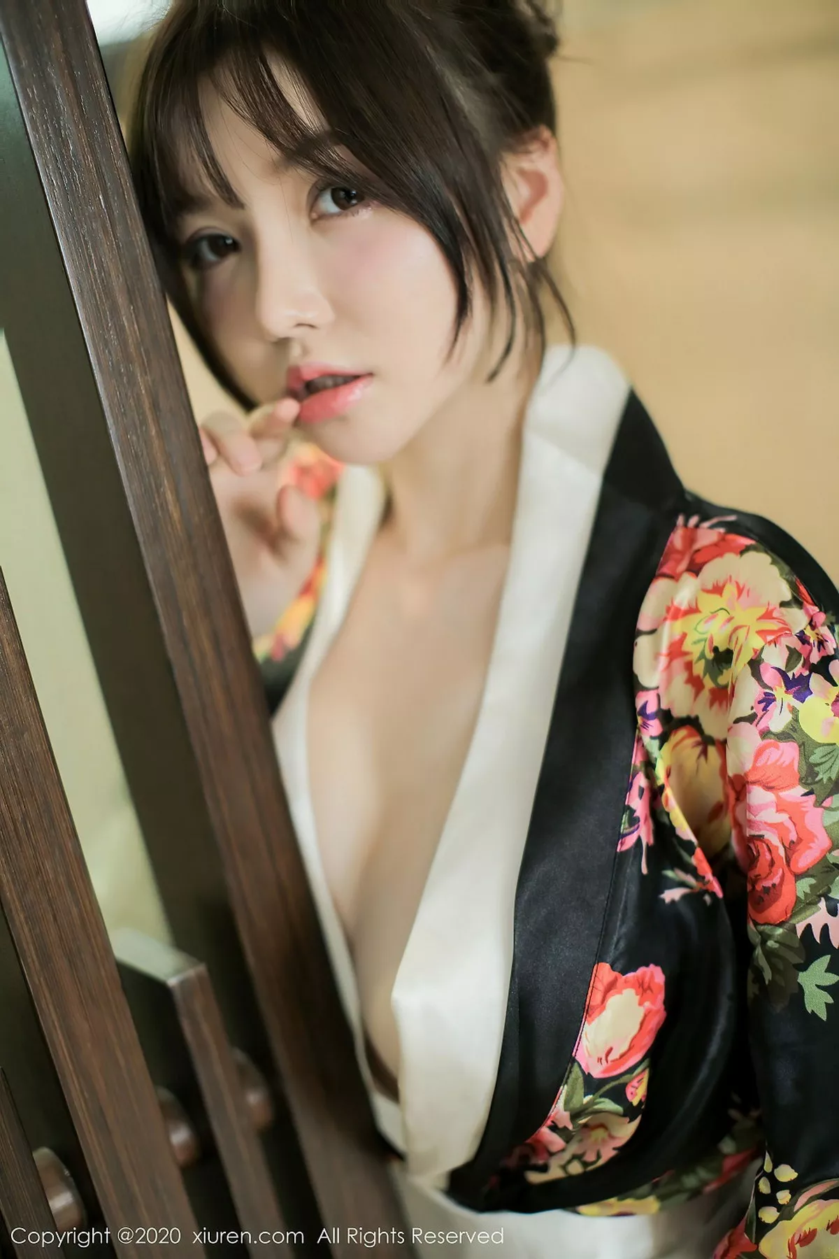 秀人集.com_[XiuRen秀人网]No.2581_女神糯美子Mini三亚旅拍色彩艳丽和服真空半露豪乳撩人诱惑写真43P