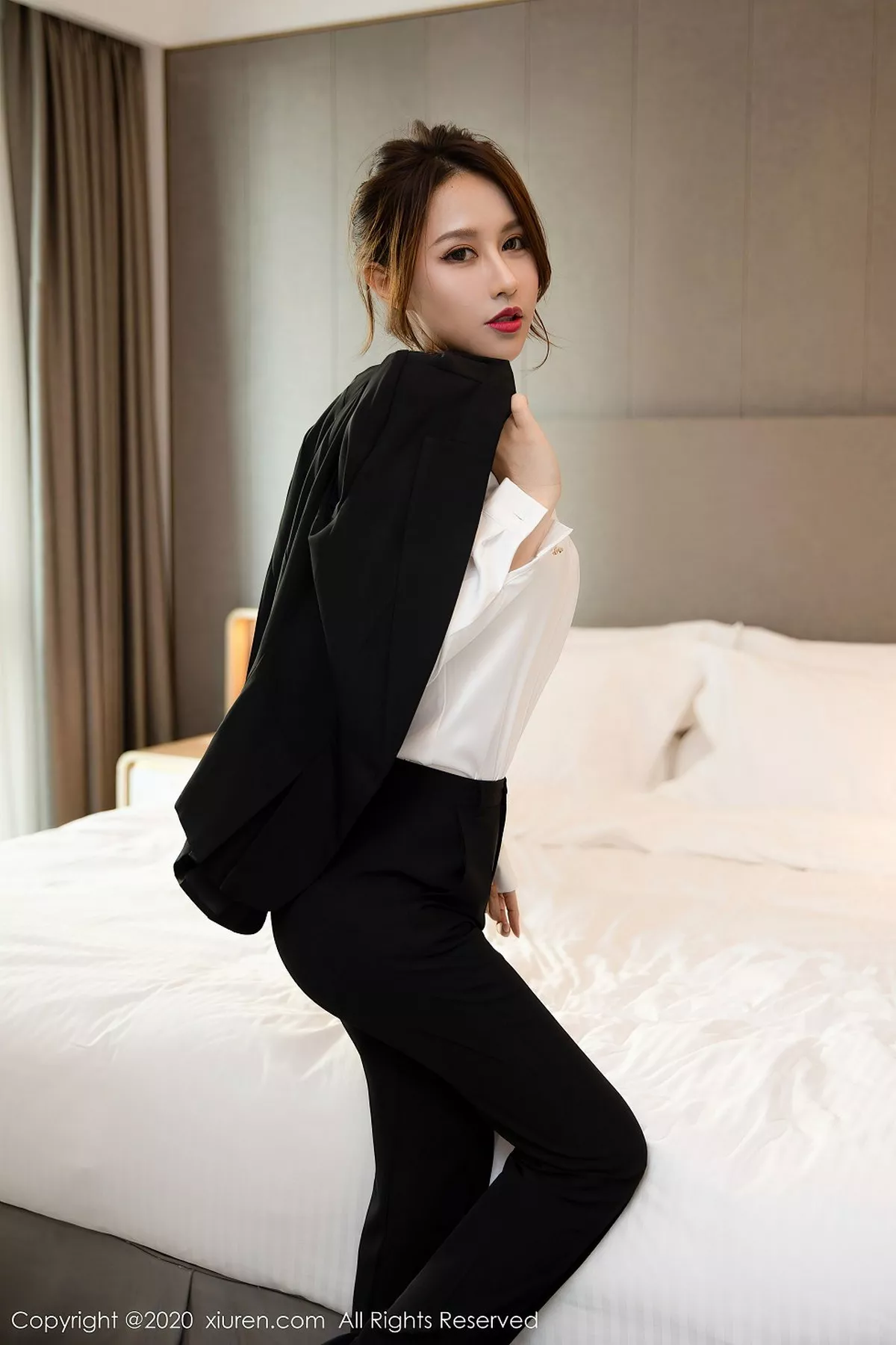 秀人集.com_[XiuRen秀人网]No.2580_嫩模徐安安酒店私人管家主题脱职场制服露性感白色内衣诱惑写真86P