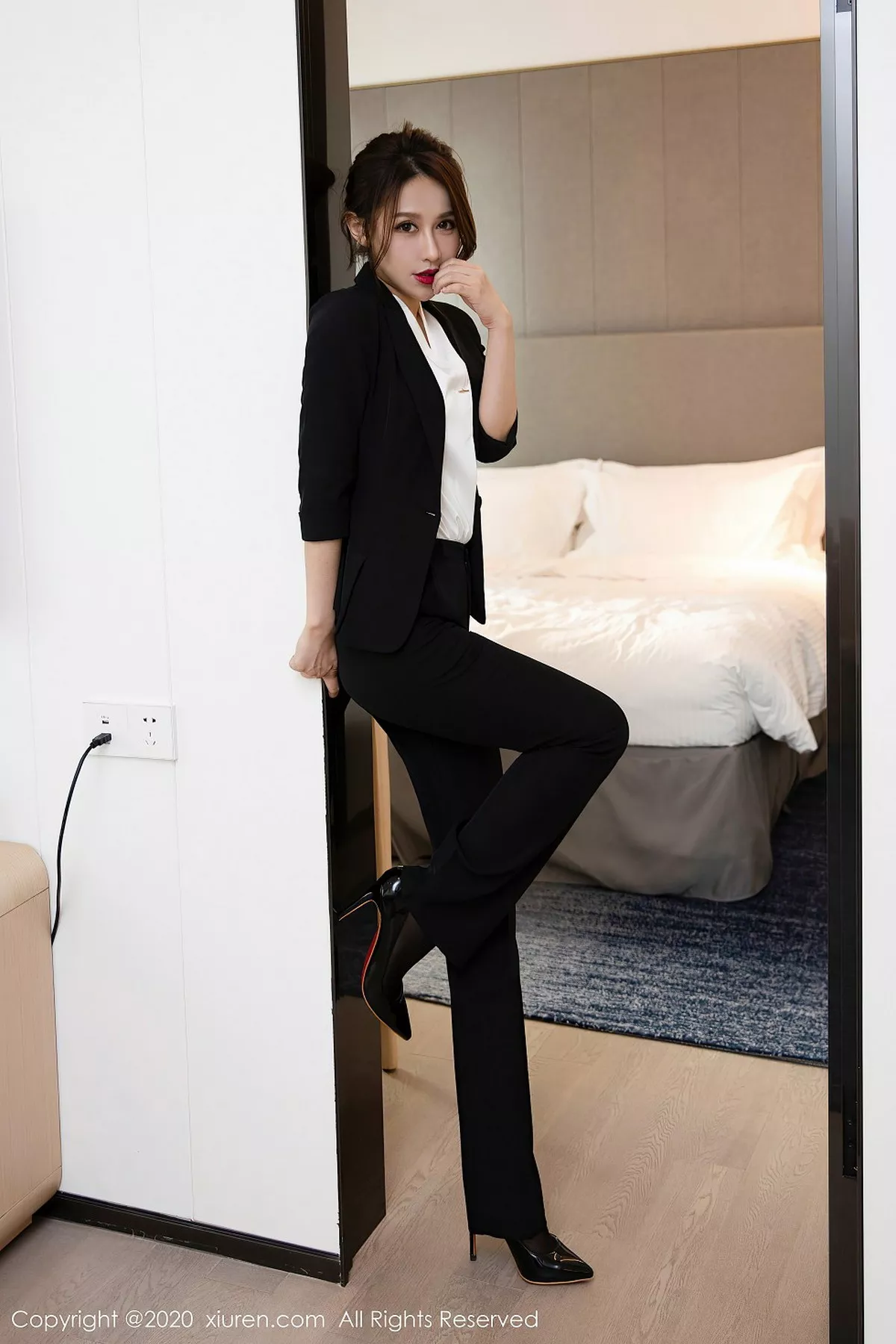 秀人集.com_[XiuRen秀人网]No.2580_嫩模徐安安酒店私人管家主题脱职场制服露性感白色内衣诱惑写真86P