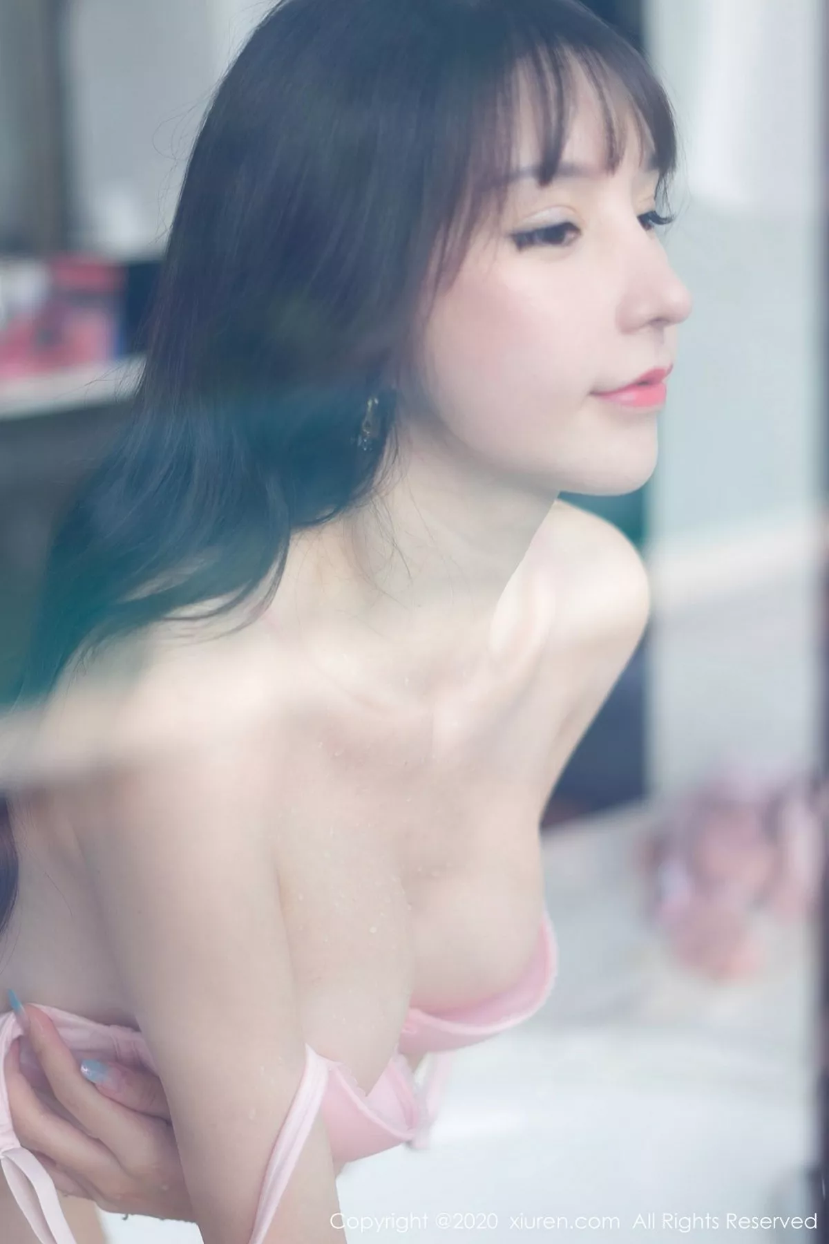 秀人集.com_[XiuRen秀人网]No.2588_女神周于希西双版纳旅拍粉色礼裙配开档肉丝裤袜湿身诱惑写真64P