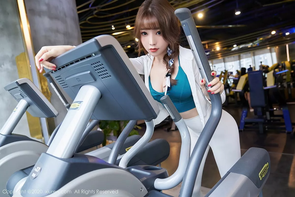 秀人集.com_[XiuRen秀人网]No.2589_女神芝芝Booty健身房主题白色紧身裤半脱露翘臀极致诱惑写真78P