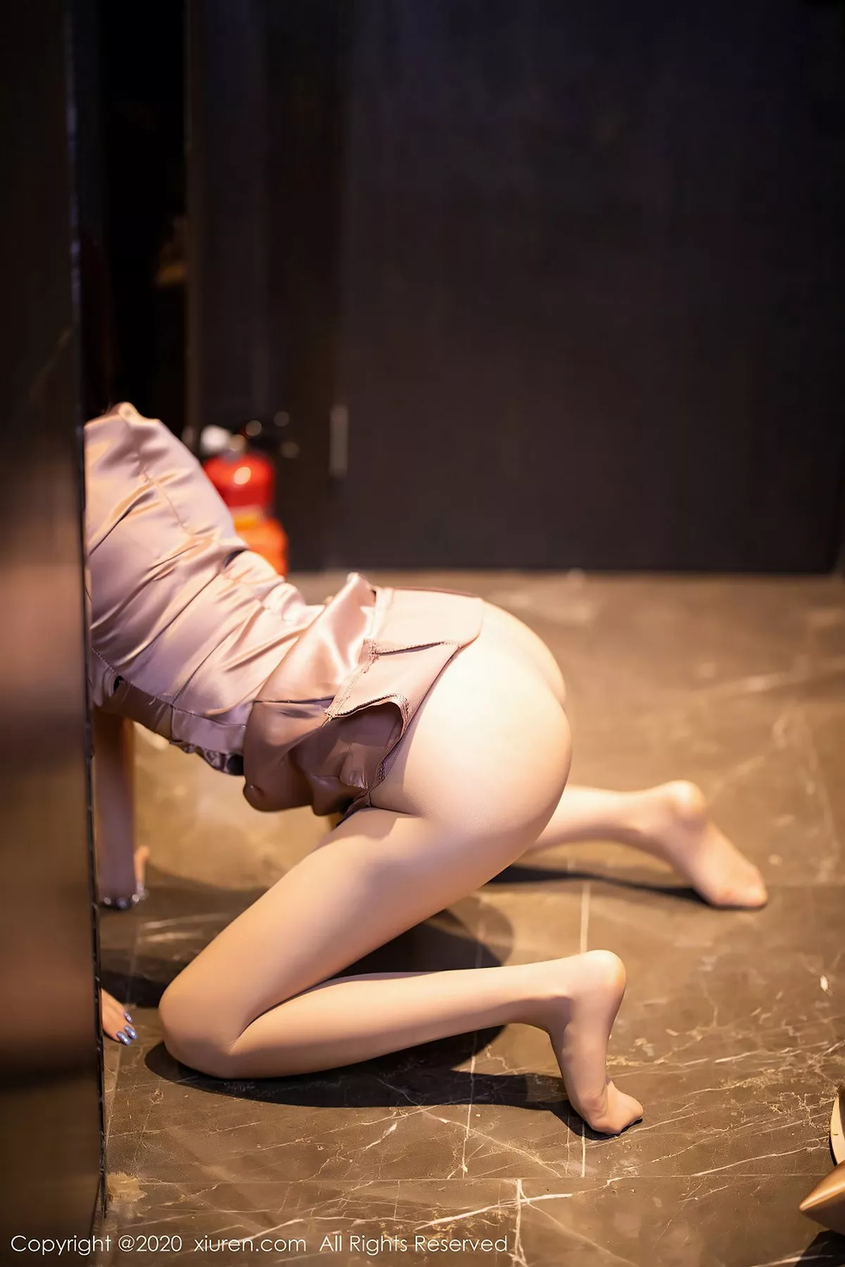 秀人集.com_[XiuRen秀人网]No.2587_女神杨晨晨sugar香槟色吊裙半撩露超薄肉丝裤袜秀翘臀诱惑写真88P