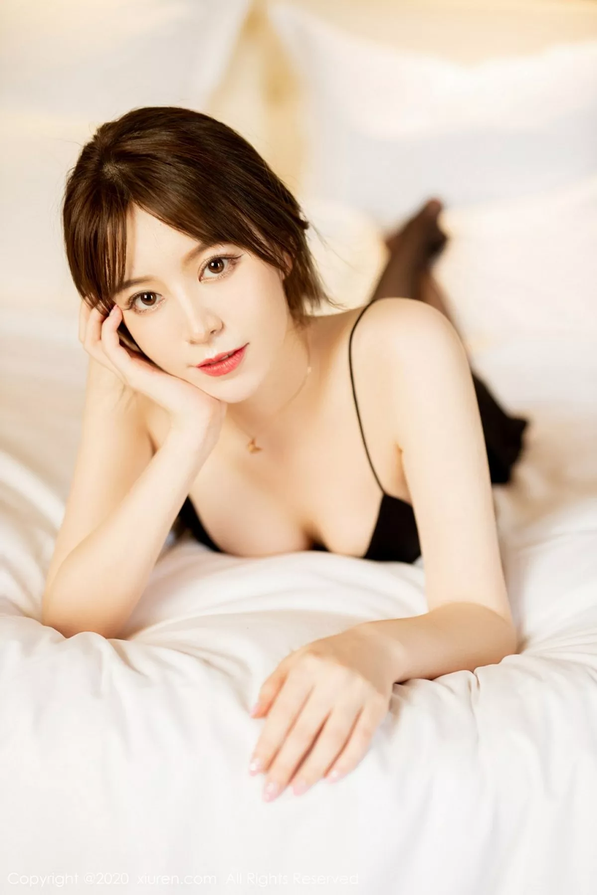 秀人集.com_[XiuRen秀人网]No.2483_嫩模yoo优优私房吊带睡裙配蕾丝袜半脱露火辣身材撩人诱惑写真45P