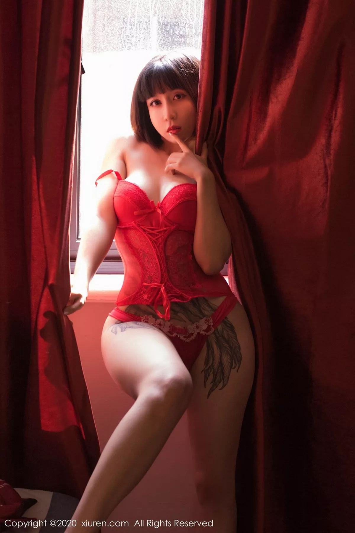 秀人集.com_[XiuRen秀人网]No.2674_大美妞安妮斯朵拉私房红色旗袍露红色内衣秀翘臀撩人诱惑写真63P