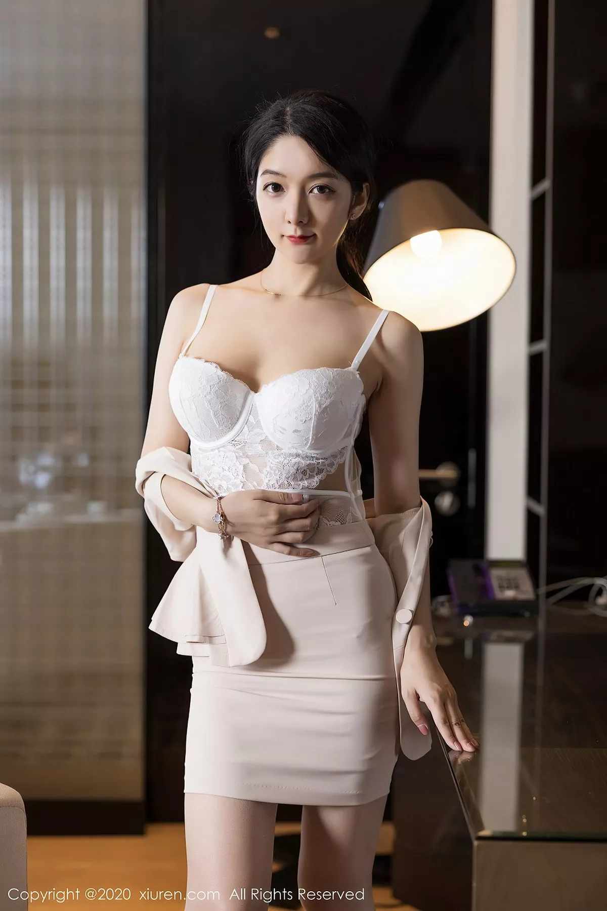 秀人集.com_[XiuRen秀人网]No.2619_女神Angela小热巴米色飒爽干练制服下白色蕾丝内衣诱惑写真50P