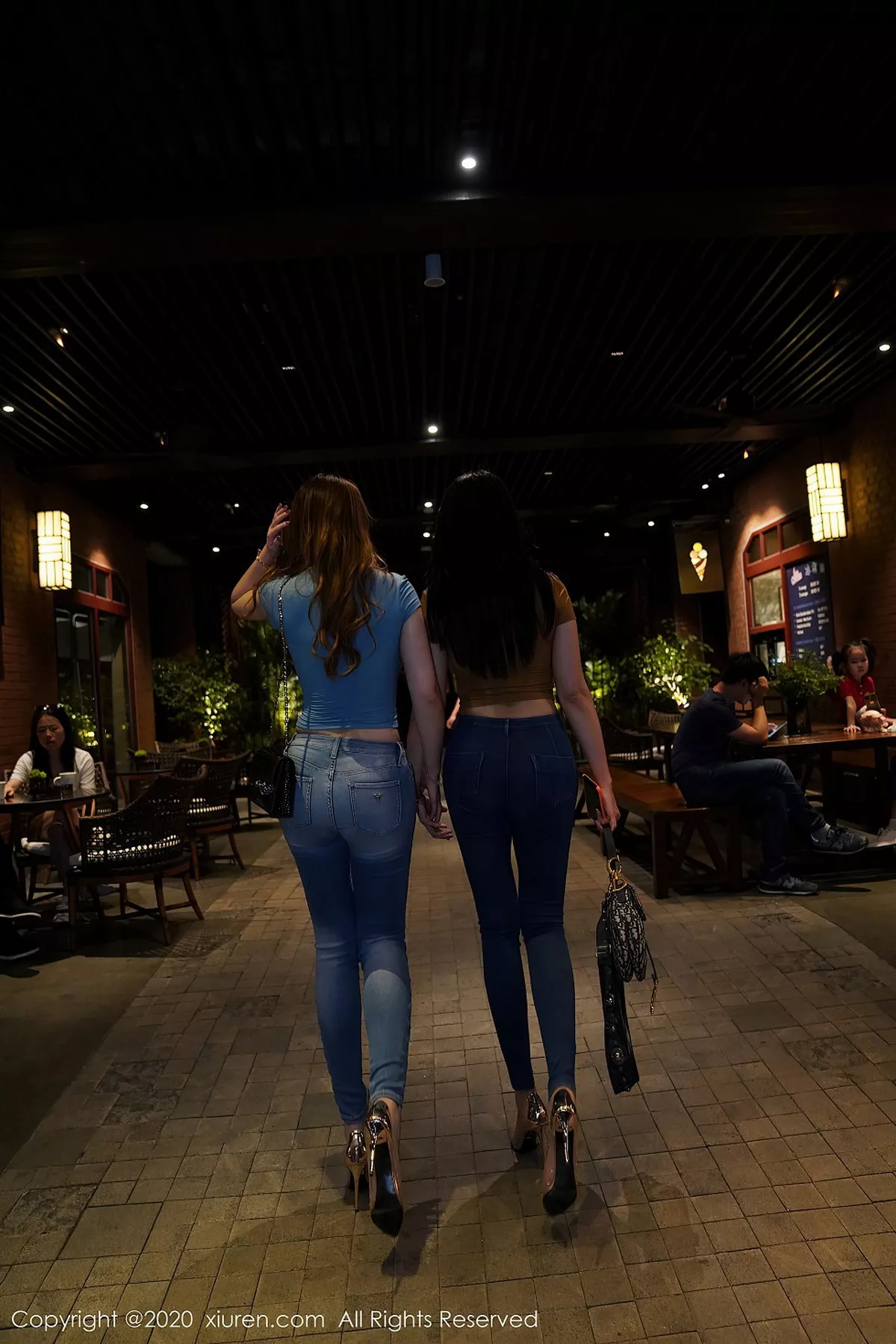 秀人集.com_[XiuRen秀人网]No.2622_女神Egg-尤妮丝＆果儿Victoria剧情手法主题床上撩人诱惑写真72P