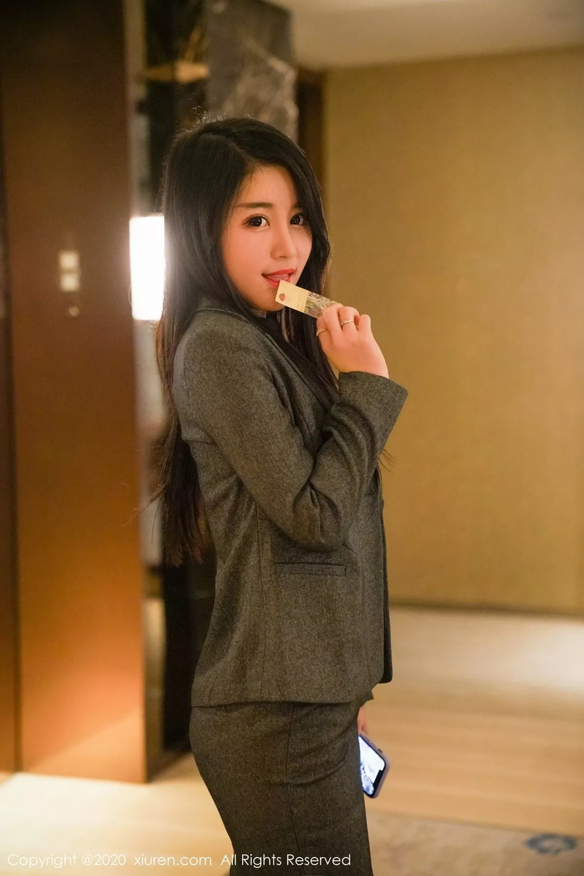 秀人集.com_[XiuRen秀人网]No.2628_嫩模美七Mia酒店OL制服剧情主题性感透视内裤秀翘臀诱惑写真64P