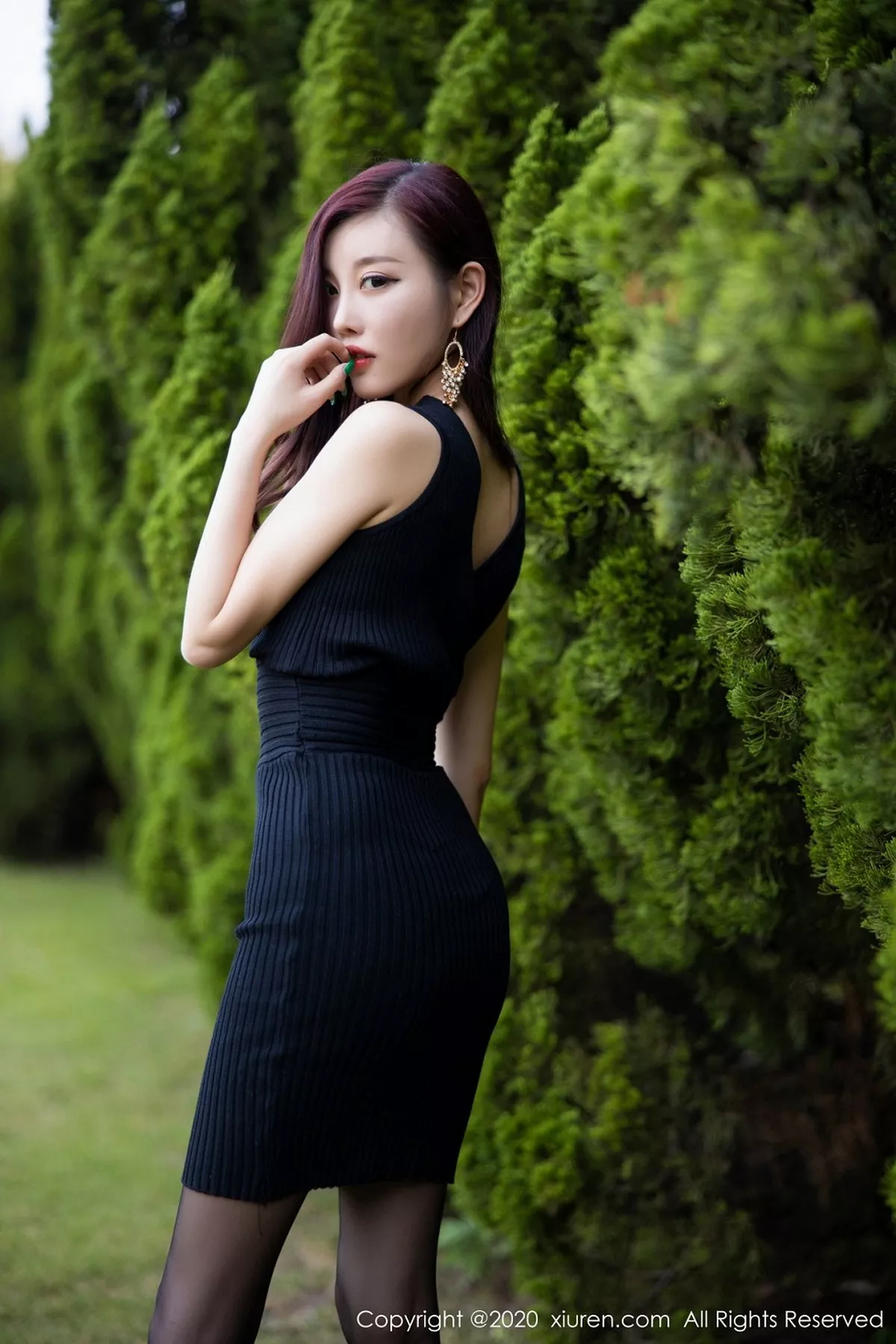 秀人集.com_[XiuRen秀人网]No.2648_女神杨晨晨sugar室外松林拍摄主题黑色吊裙配黑丝裤袜诱惑写真76P