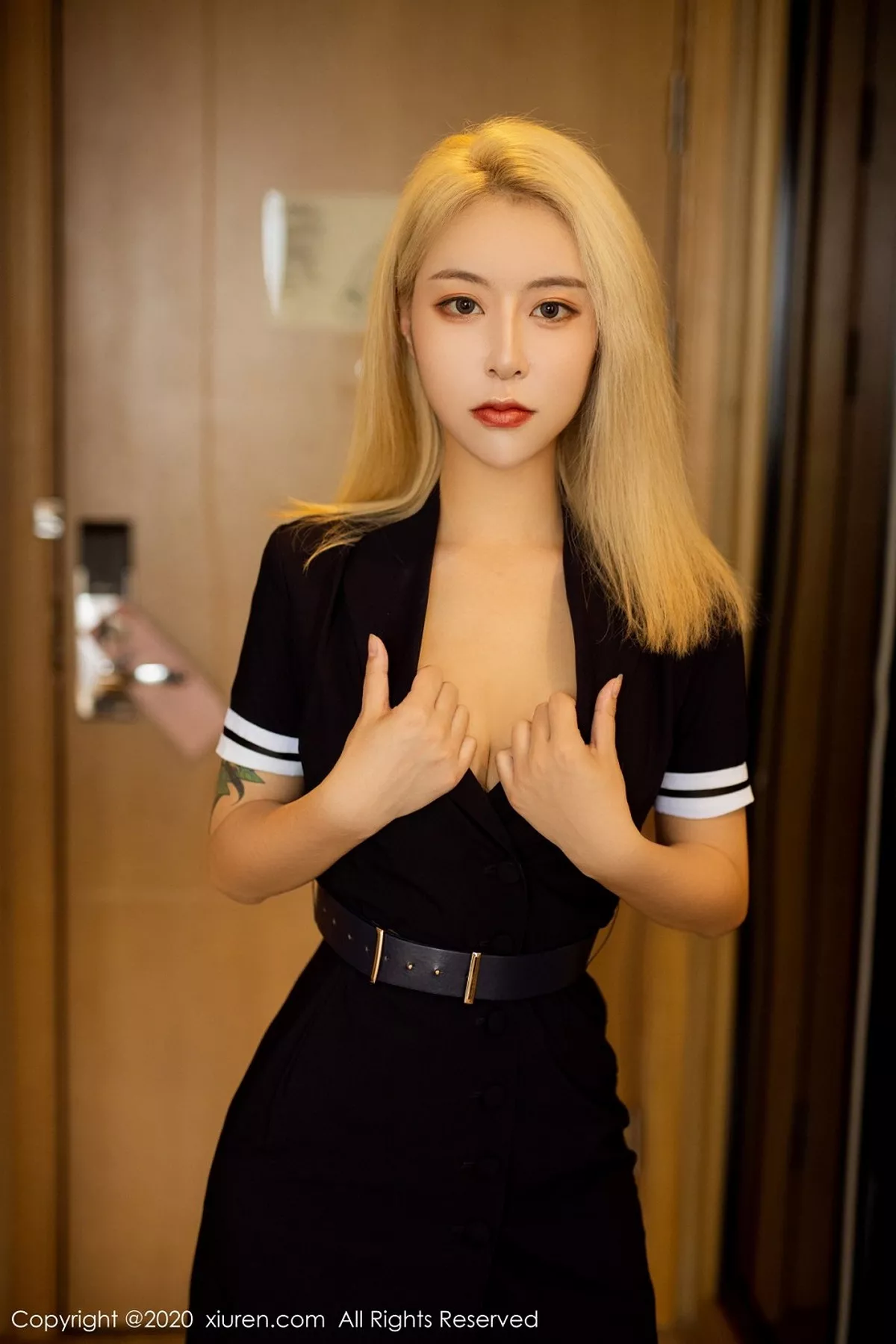 秀人集.com_[XiuRen秀人网]No.2645_嫩模糯米NM私房黑色长裙半脱露黑色内衣透视秀翘臀诱惑写真36P