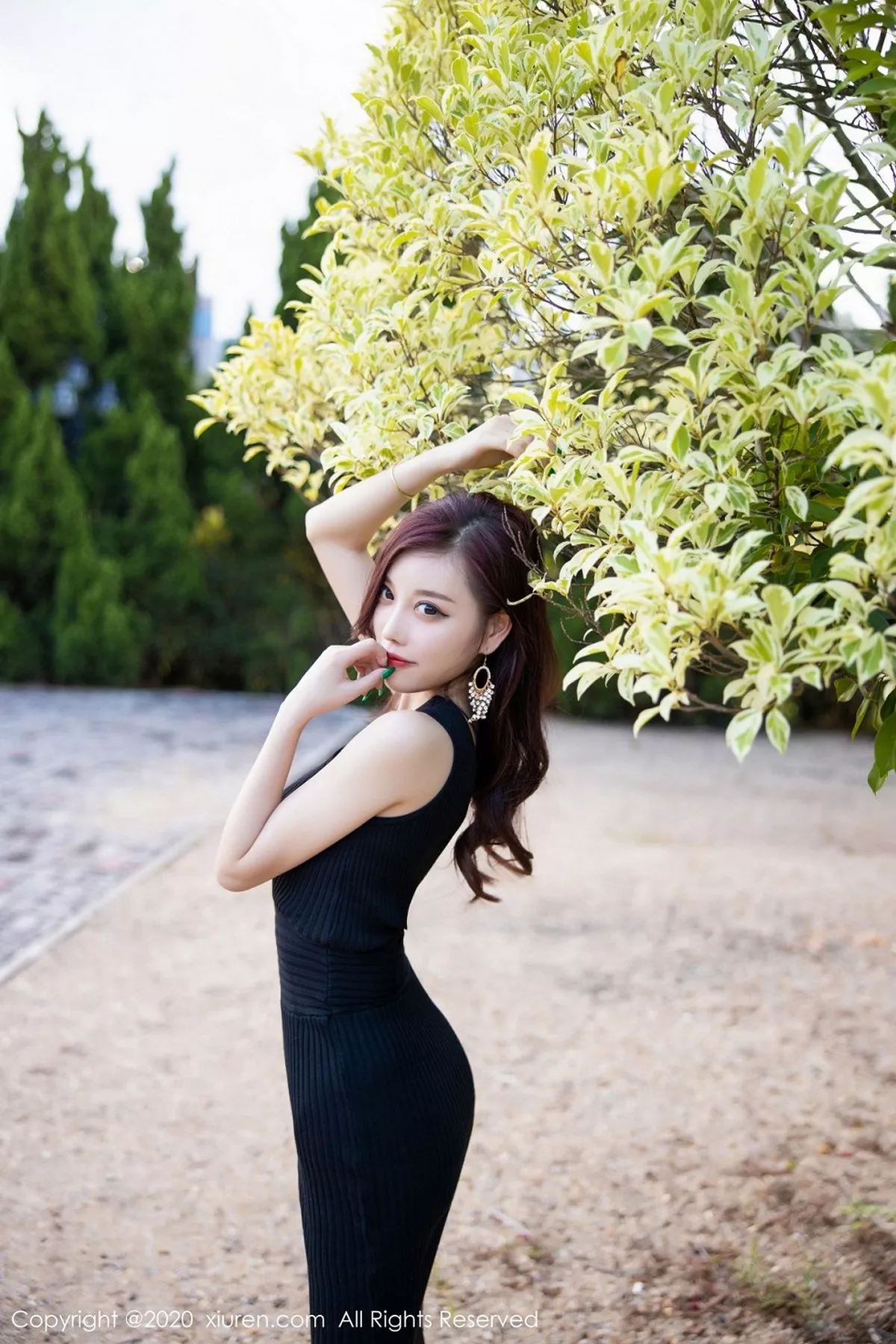 秀人集.com_[XiuRen秀人网]No.2648_女神杨晨晨sugar室外松林拍摄主题黑色吊裙配黑丝裤袜诱惑写真76P