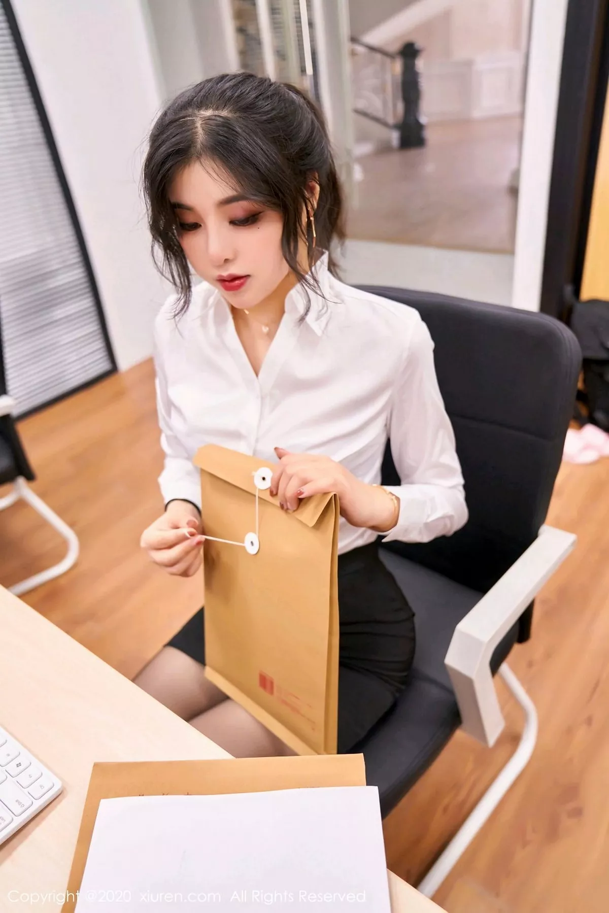 秀人集.com_[XiuRen秀人网]No.2768_嫩模韩静安经典秘书职业装主题半脱黑丝裤袜秀翘臀美腿诱惑写真47P