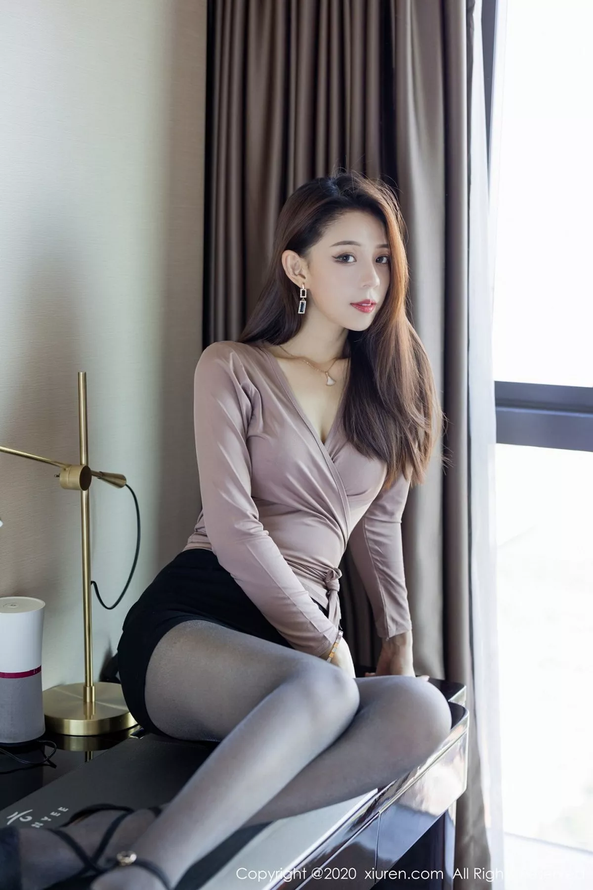 秀人集.com_[XiuRen秀人网]No.2818_嫩模言沫都市丽人OL风主题床上半脱露性感内衣黑丝裤袜诱惑写真51P