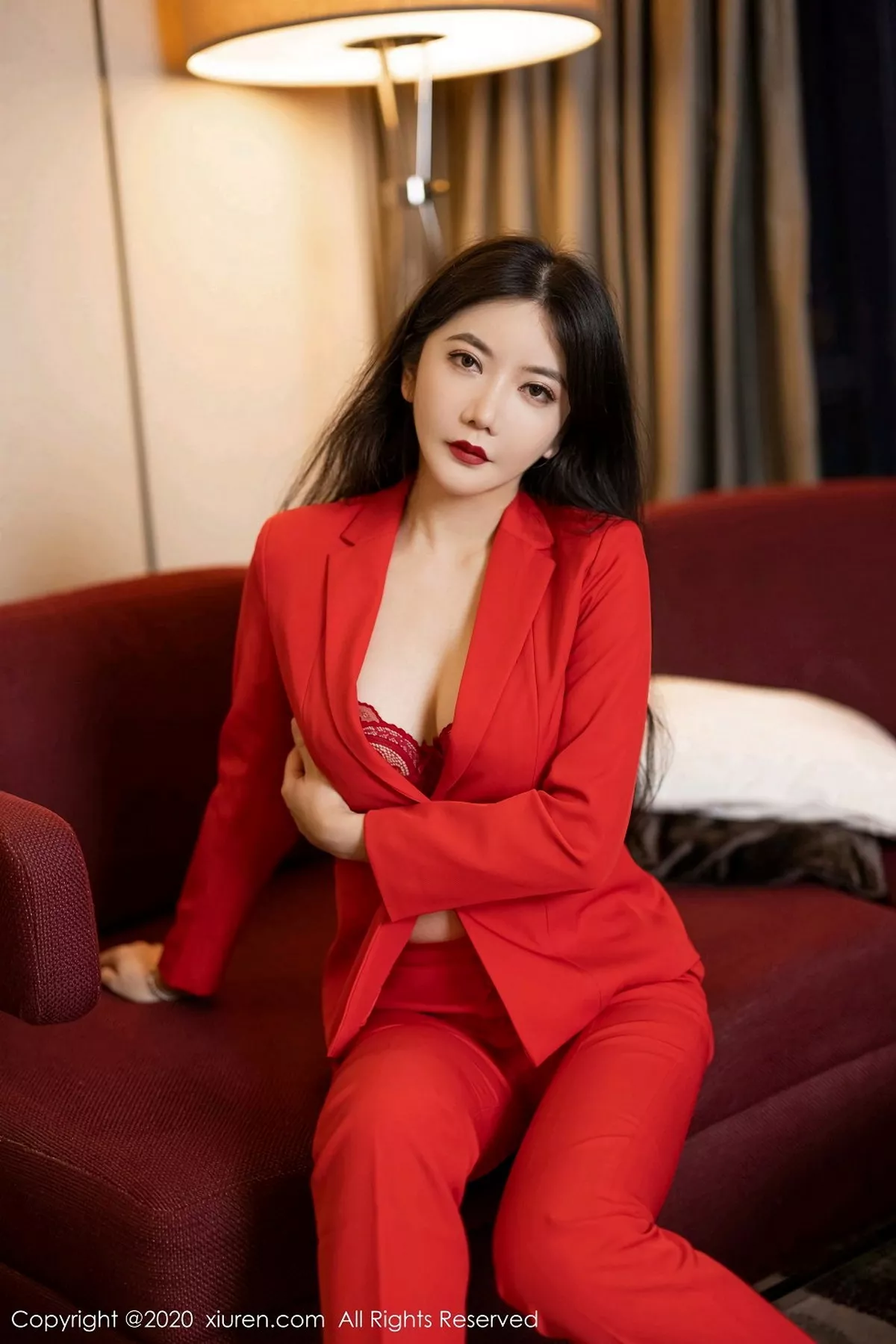 秀人集.com_[XiuRen秀人网]No.2828_女神心妍小公主脱猩红飒爽西装露性感红色内衣秀丰满身材诱惑写真30P