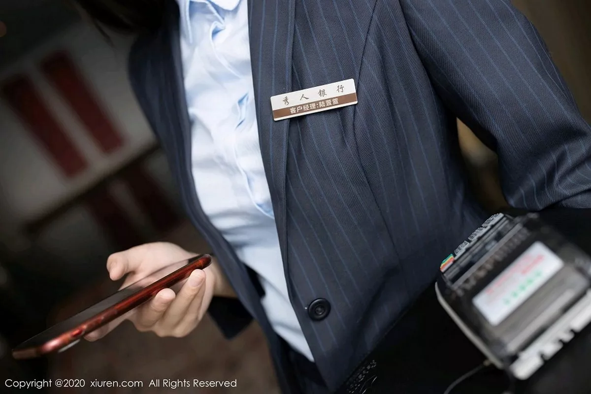 秀人集.com_[XiuRen秀人网]No.2829_嫩模陆萱萱银行客户经理主题半脱露酒红色蕾丝内衣迷人诱惑写真80P