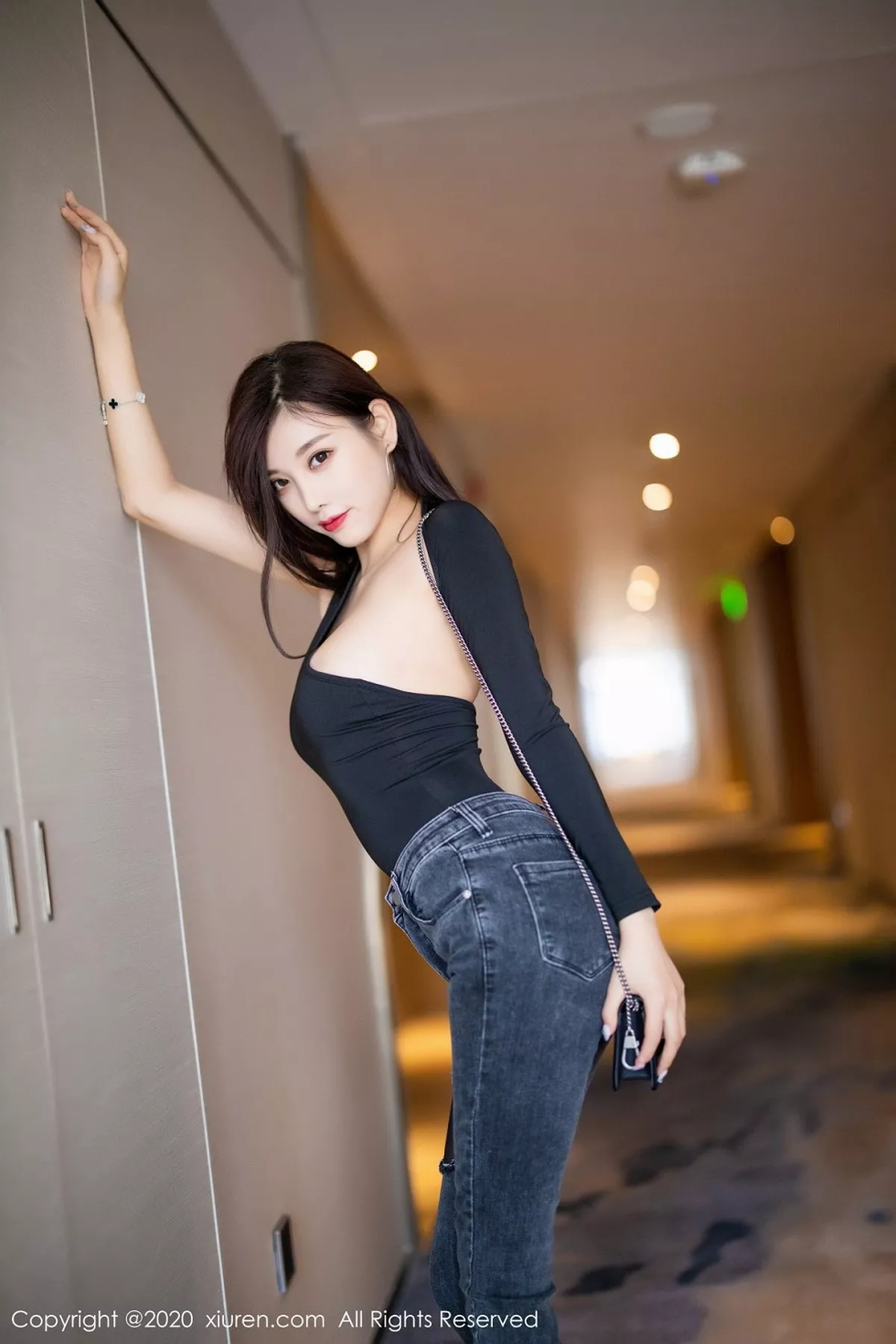 秀人集.com_[XiuRen秀人网]No.2841_女神杨晨晨sugar私房脱牛仔裤露黑丝裤袜秀翘臀撩人诱惑写真77P