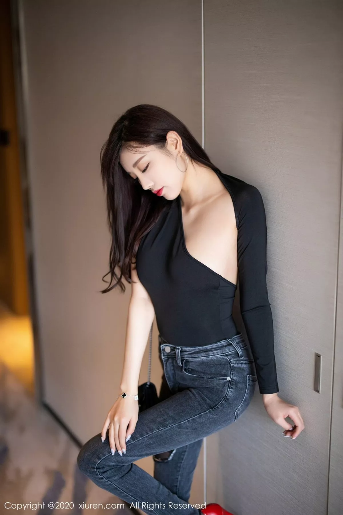 秀人集.com_[XiuRen秀人网]No.2841_女神杨晨晨sugar私房脱牛仔裤露黑丝裤袜秀翘臀撩人诱惑写真77P