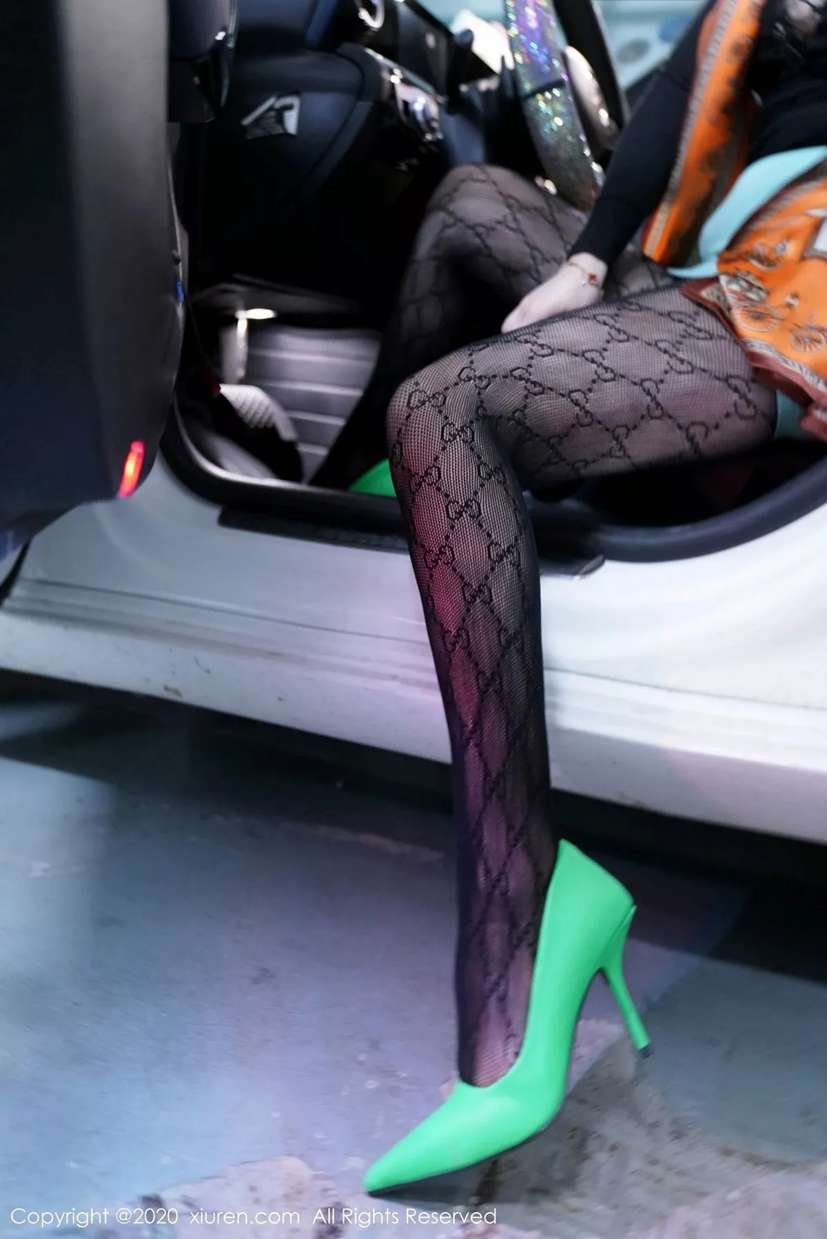 秀人集.com_[XiuRen秀人网]No.2861_嫩模诗诗kiki魅惑车拍OL主题黑色缕空网袜秀翘臀撩人诱惑写真86P